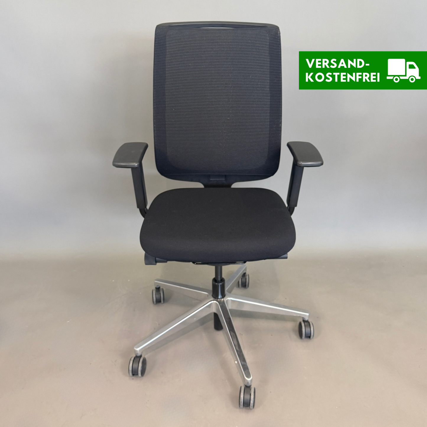 Steelcase Reply Bürostuhl schwarz mit Mesh-Rückenlehne und Chrom-Fußkreuz, höhenverstellbar und ergonomisch.