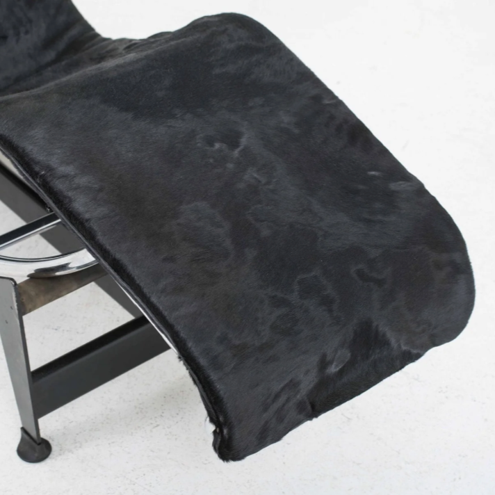 Cassina LC4 Chaiselongue Liege Fell schwarz