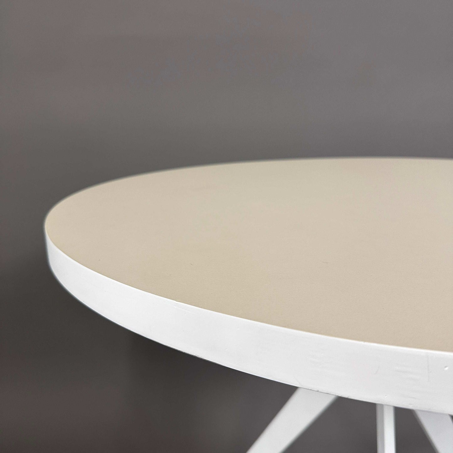 Runder Bistrotisch weiß mit beige Tischplatte und massivem 3-fuß Gestell, 80 cm Durchmesser.