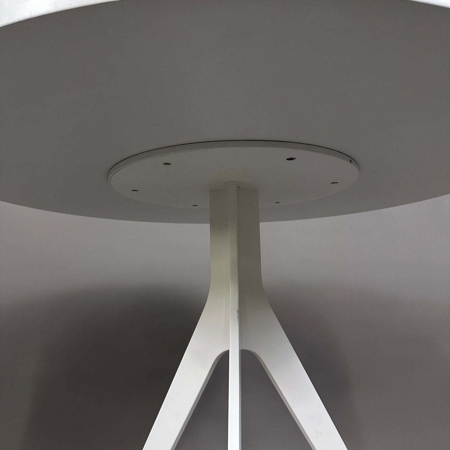 Bistrotisch weiß mit rundem beige Tischplatte und massivem 3-füßigem Gestell 80 cm Durchmesser
