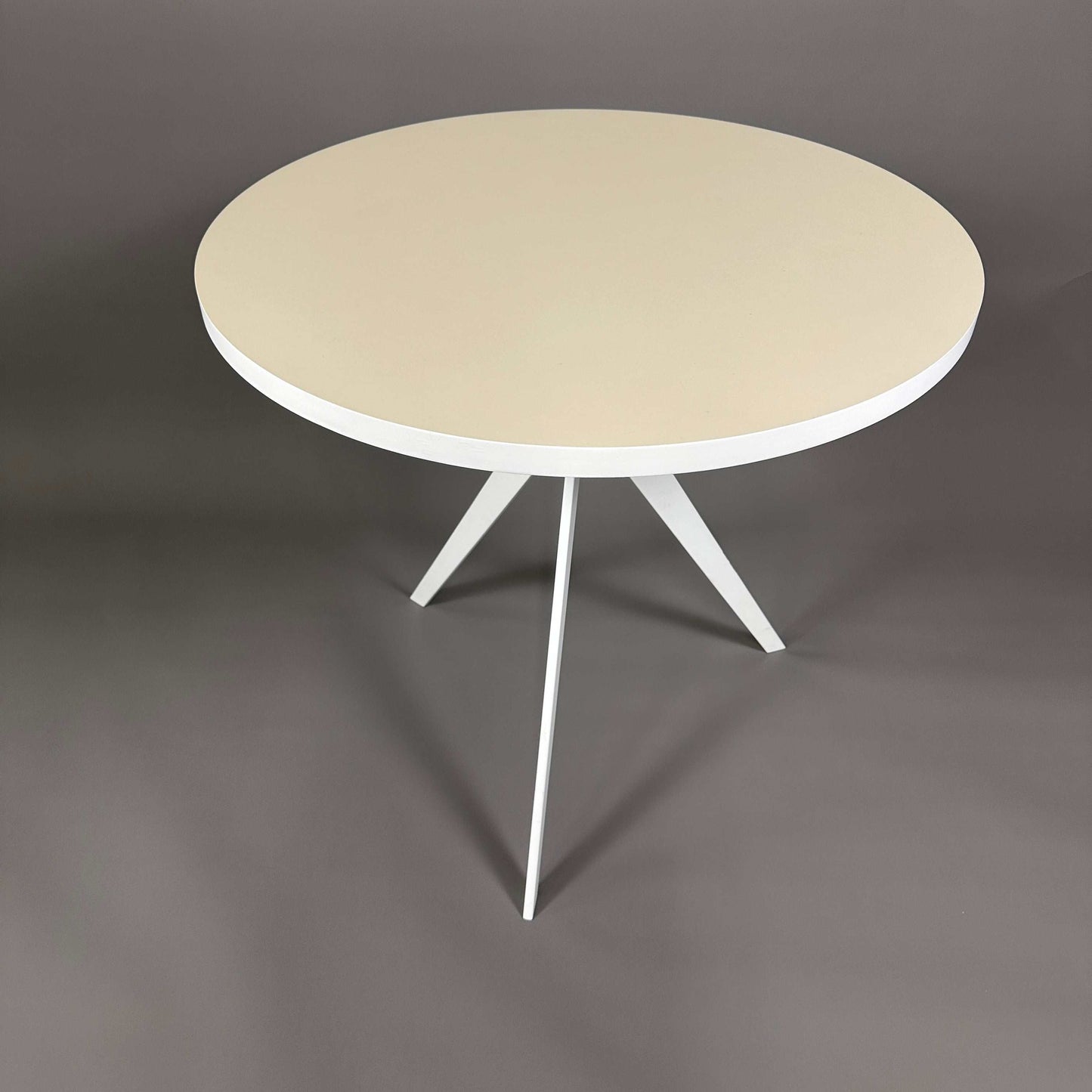 Runder Bistrotisch weiß mit beiger Tischplatte und drei weiß lackierten Beinen, Durchmesser 80 cm