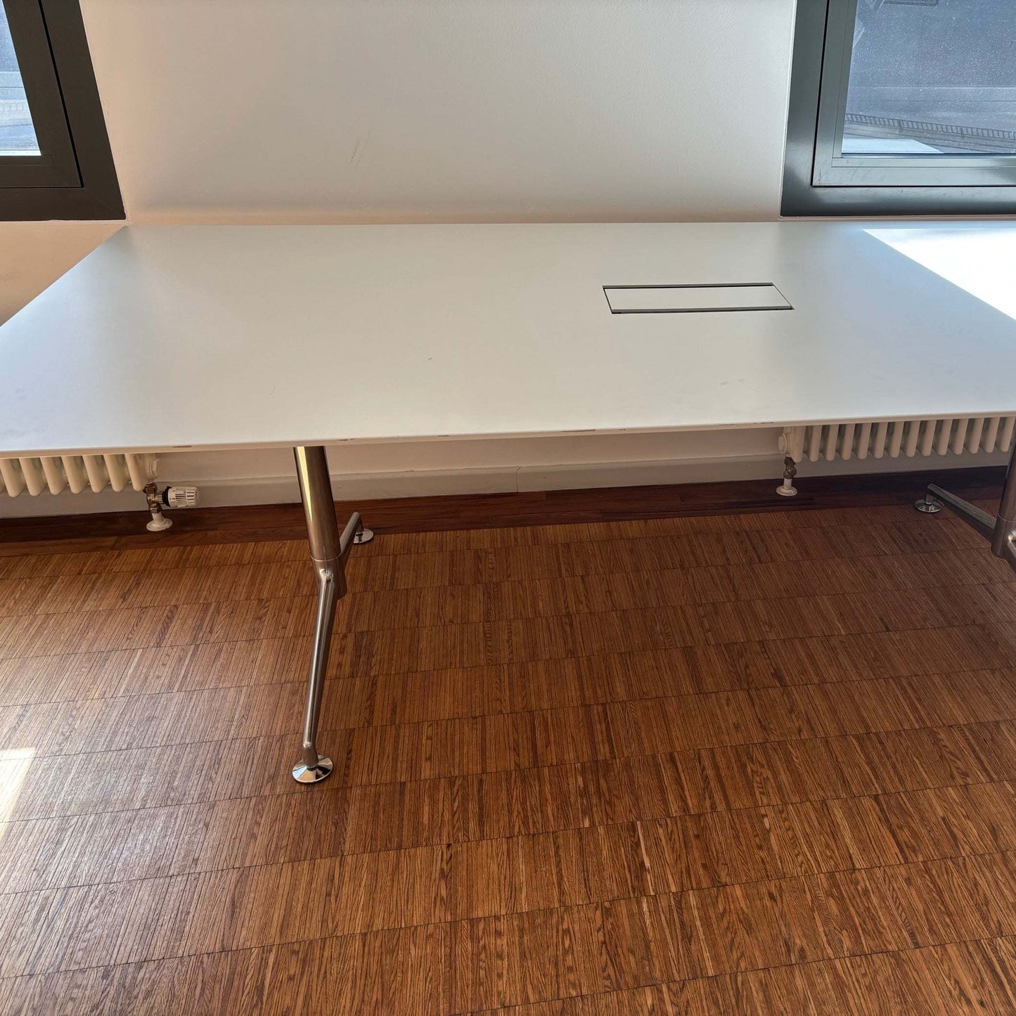 Brunner Fina Conference Mod 6910/0 Konferenztisch 240x120cm weiß mit Chromgestell und Kabelklappe