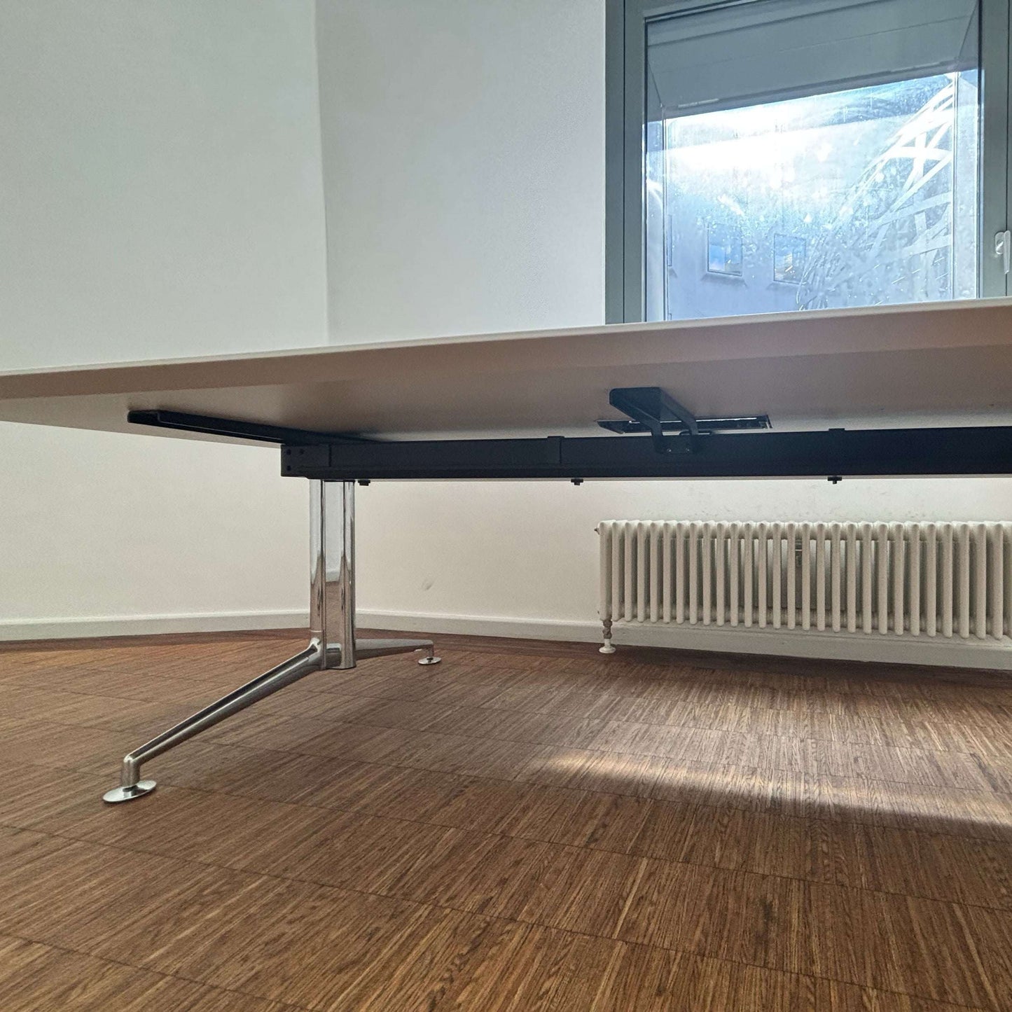 Brunner Fina Conference 300cm weißer Konferenztisch mit Chromgestell und Kabelklappe
