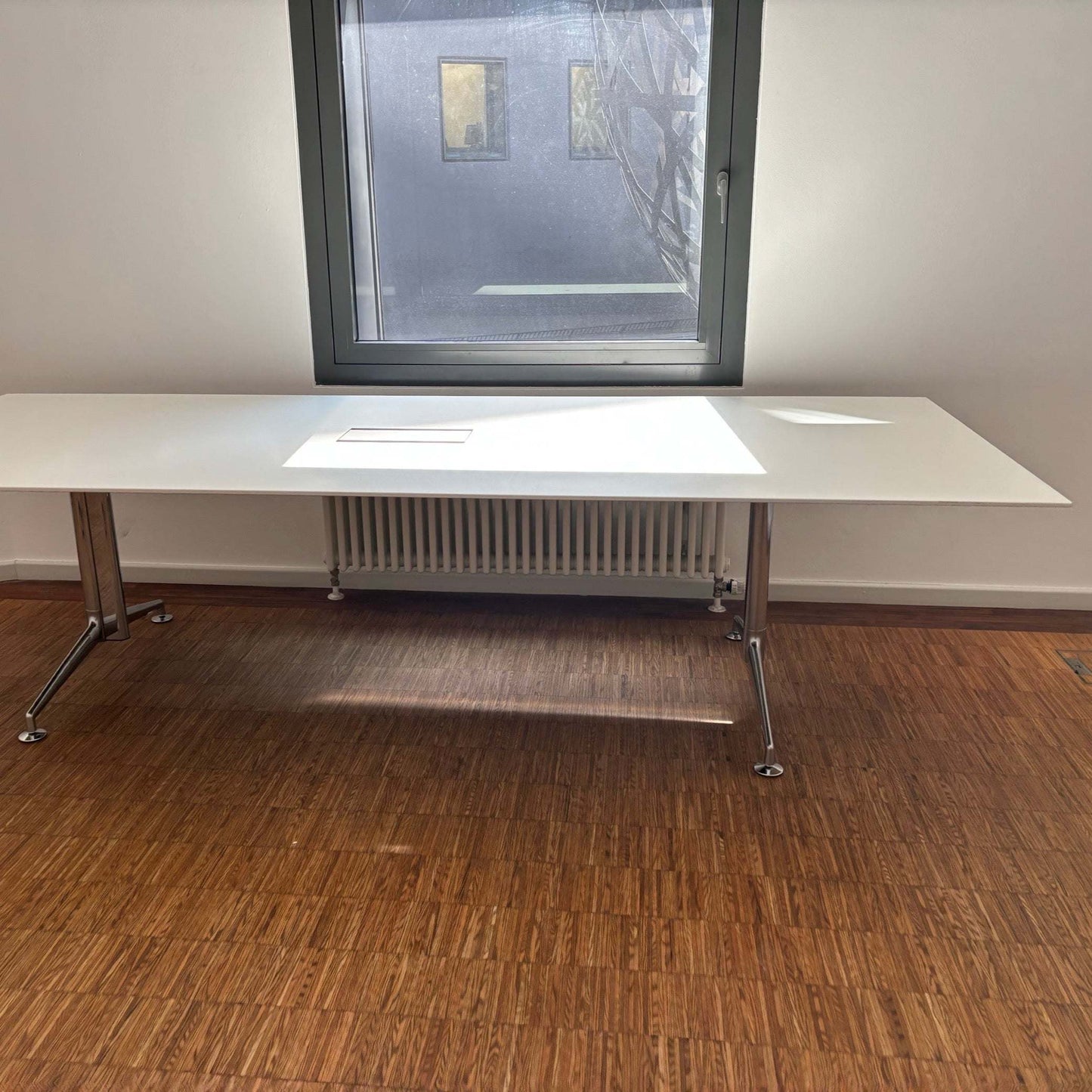 Brunner Fina Conference Konferenztisch 300x120 cm weiß mit Chromgestell und Kabelklappe