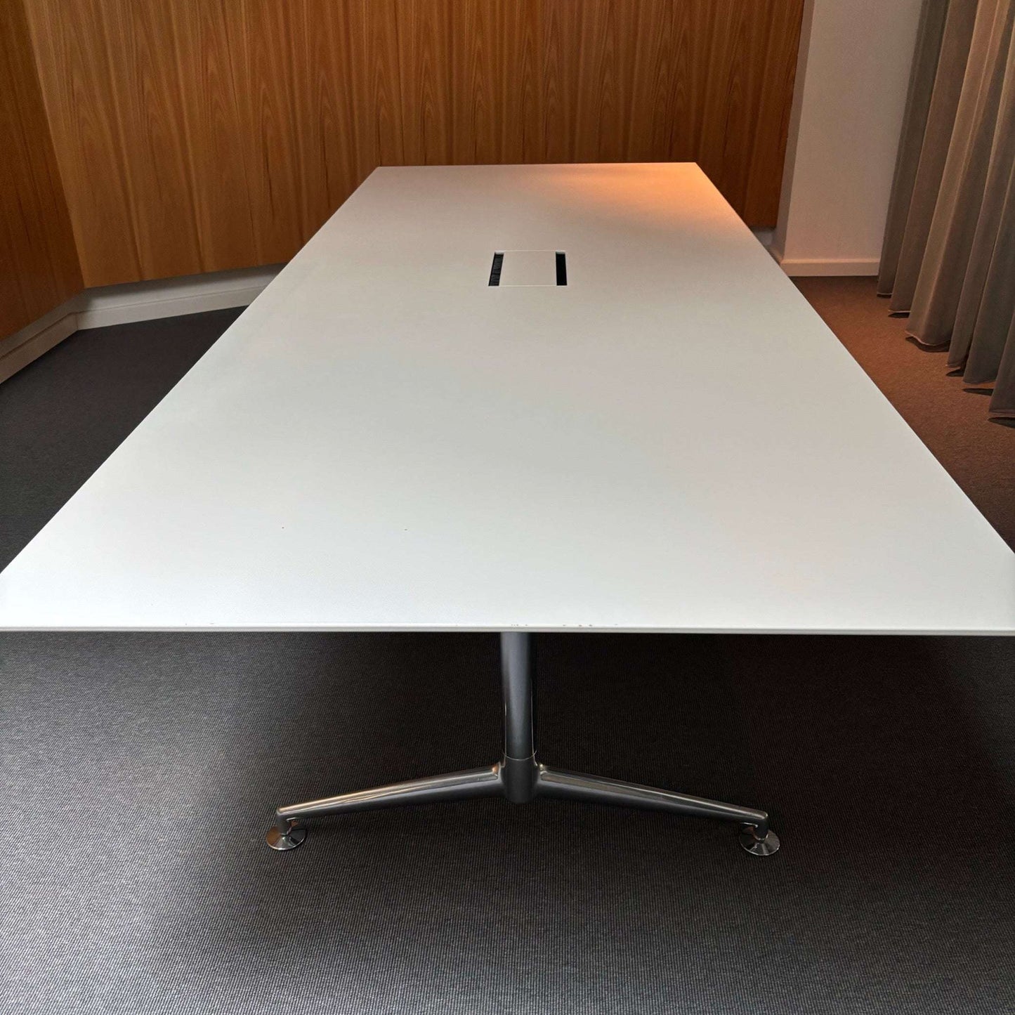 Moderner Brunner Fina Conference Konferenztisch 320x120 cm in Weiß mit Chromgestell und Kabelklappe