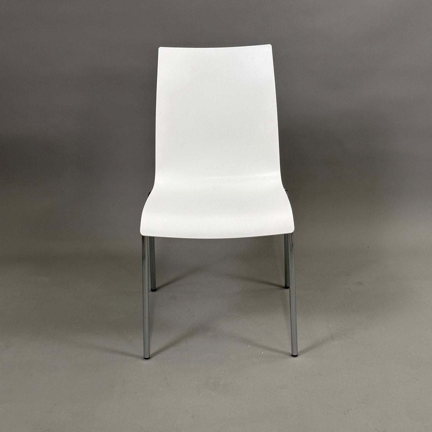 Brunner Fina Stuhl weiß moderner Stuhl mit Metallbeinen minimalistisch