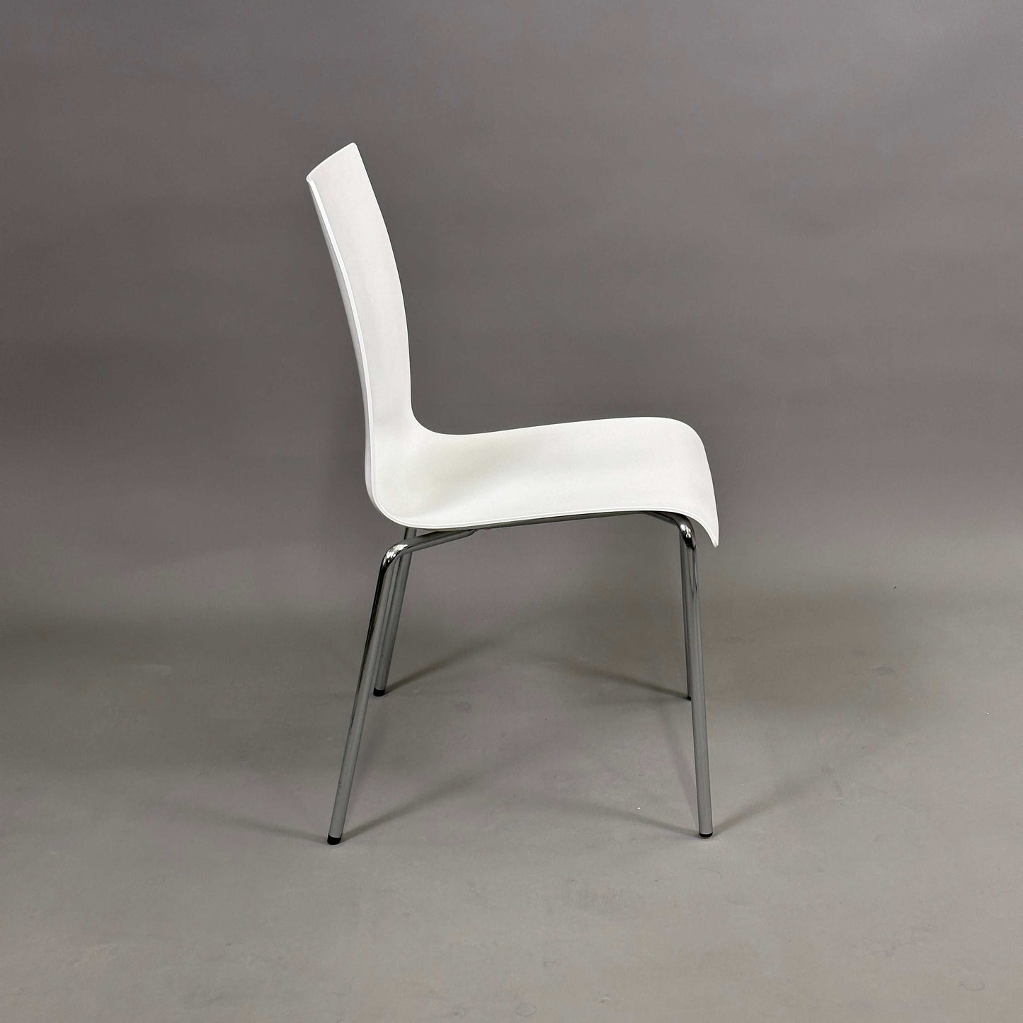 Weißer Brunner Fina Stuhl mit modernem Design und Metallbeinen