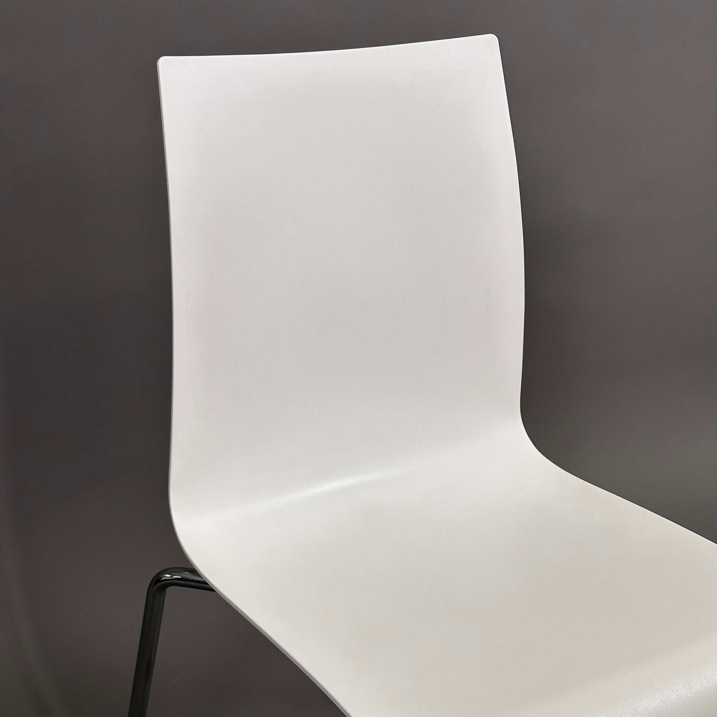 Weißer Brunner Fina Stuhl mit modernem Design und schwarzem Metallgestell