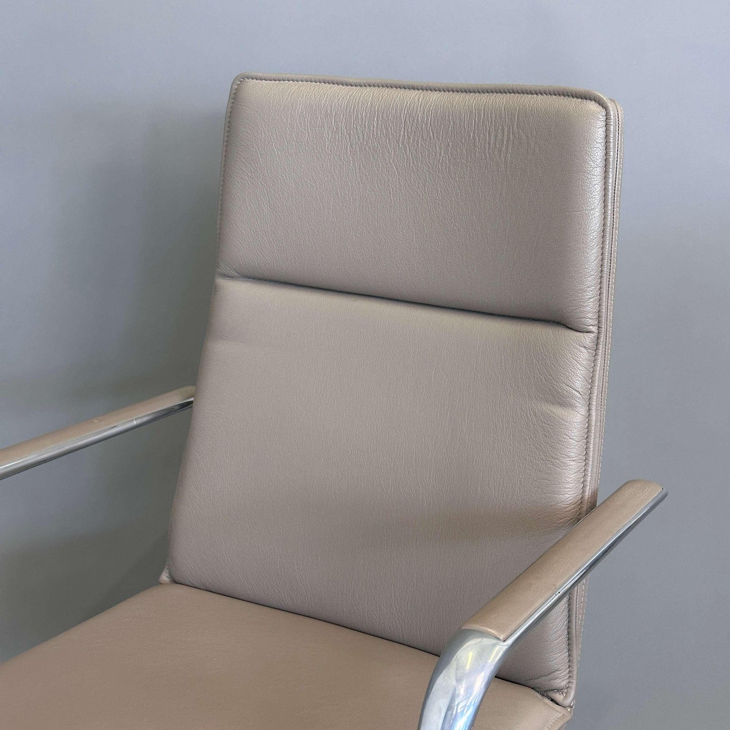 Brunner Konferenzstuhl Fina Soft 6722/A hellbraun Leder gepolstert Edelstahlgestell drehbar mit Sitzdämpfung