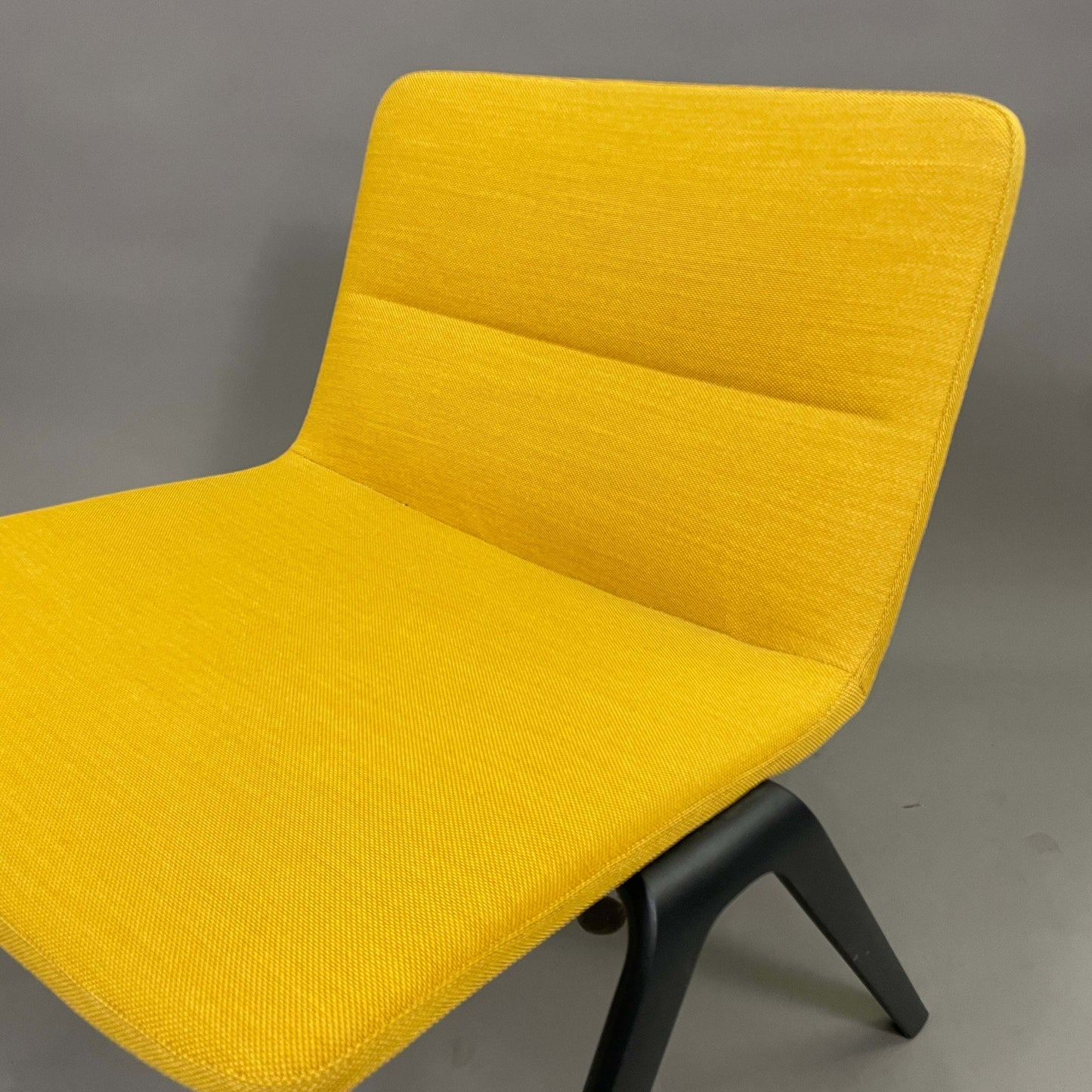 Brunner Loungesessel A-Lounge in gelb mit schwarzem Gestell moderner Komfortstuhl