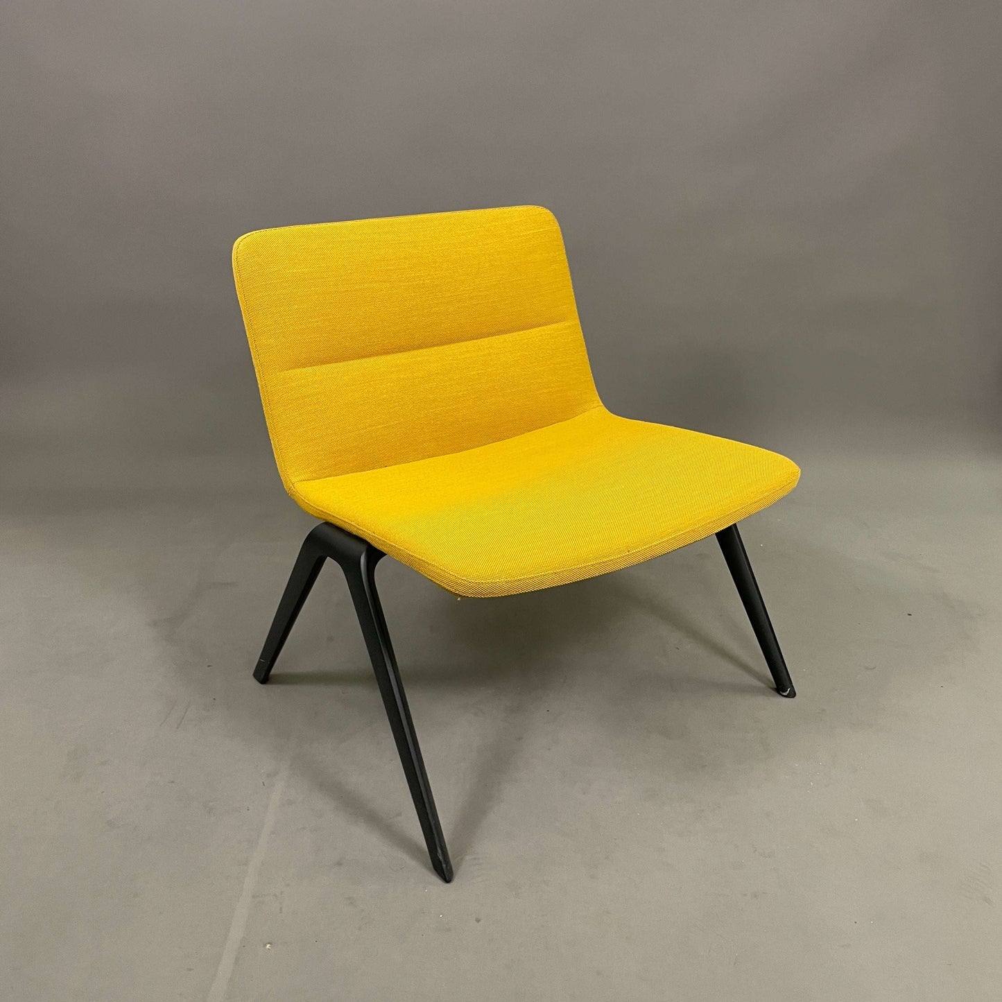 Brunner Loungesessel A-Lounge gelb mit schwarzem Metallgestell moderner Designstuhl