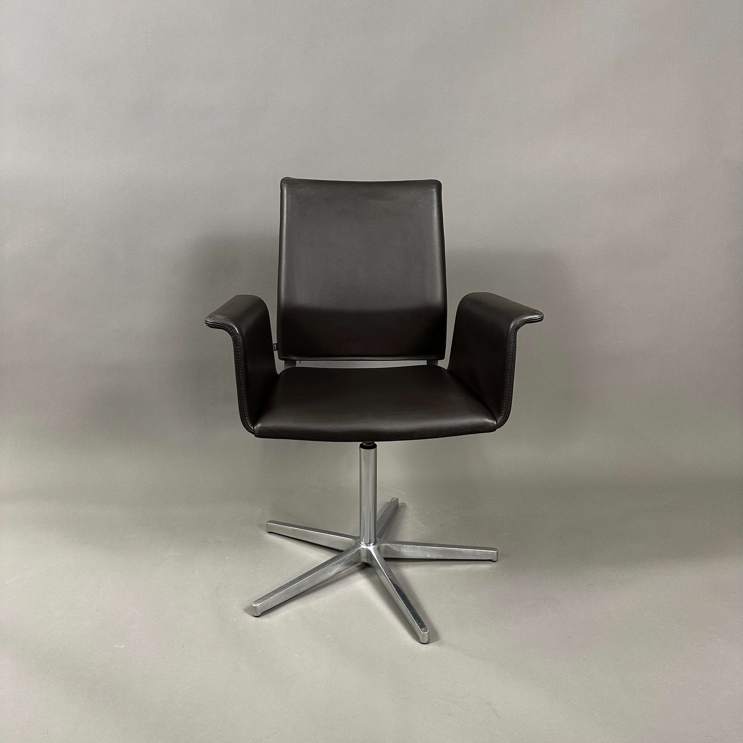 COR Fino Drehstuhl aus dunkelbraunem Leder mit poliertem Aluminiumgestell und drehbarer Sitzfläche