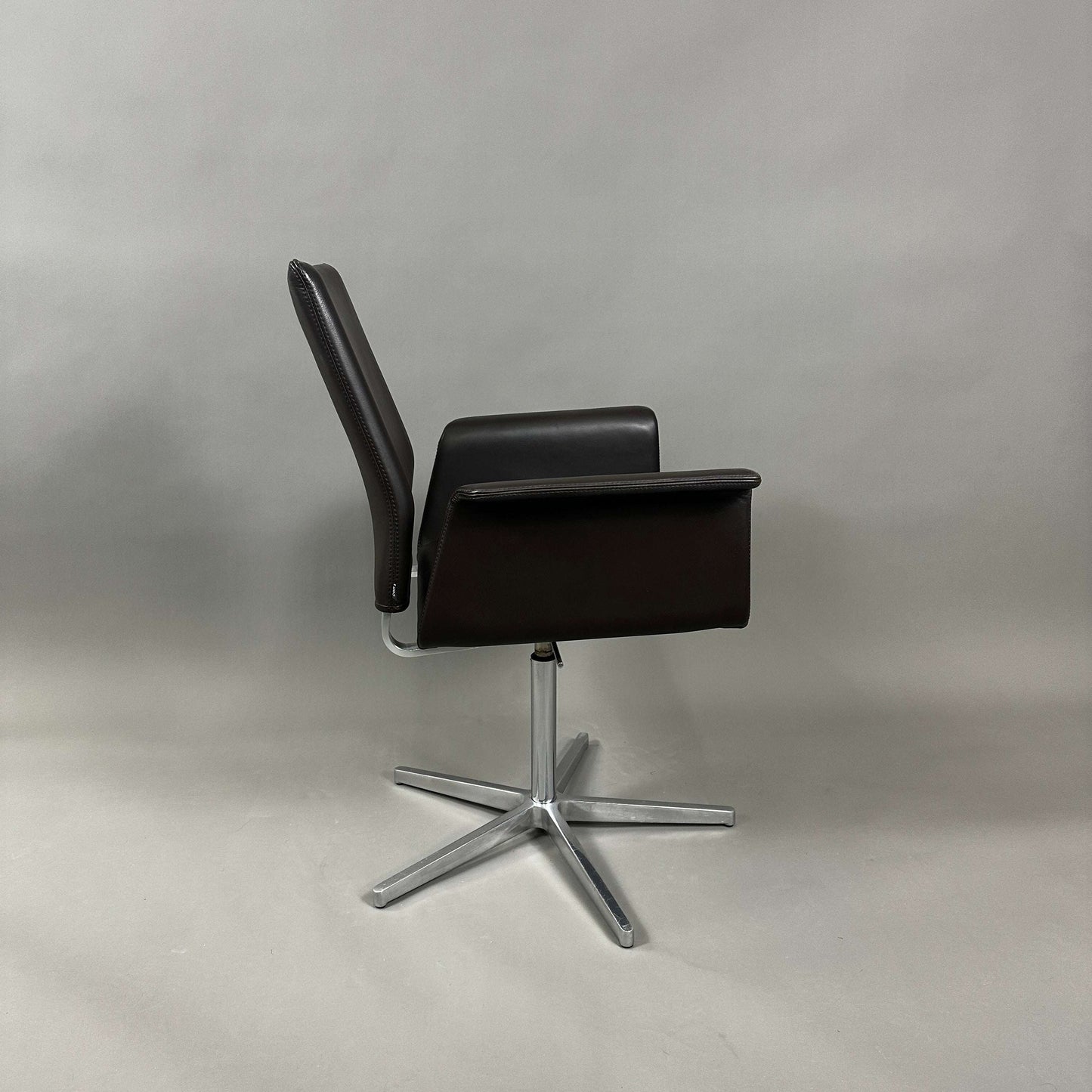 COR Fino Drehstuhl mit dunkelbrauner Lederfläche und poliertem Aluminiumgestell, drehbar und höhenverstellbar