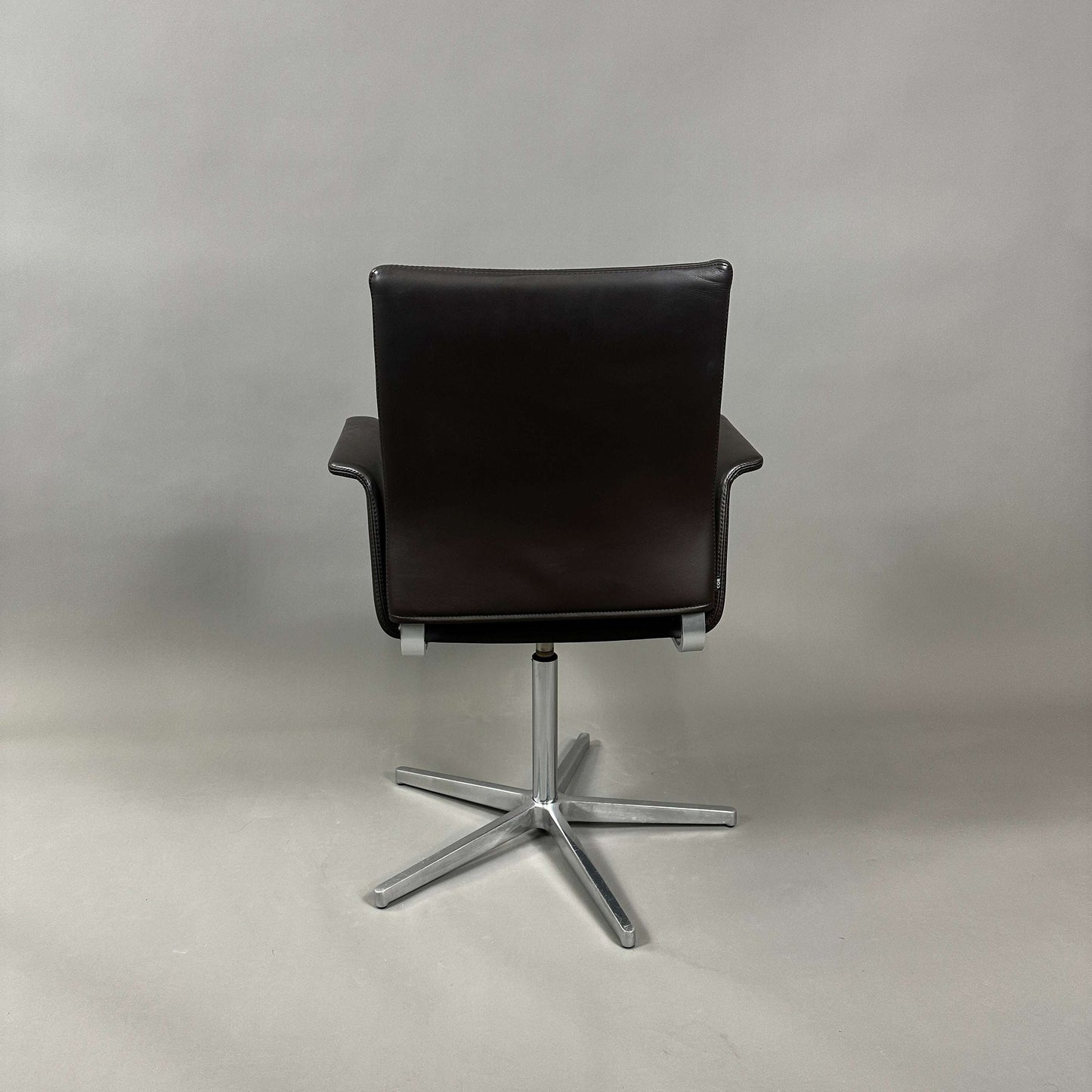 COR Fino Drehstuhl Leder braun mit poliertem Aluminiumgestell von hinten gesehen
