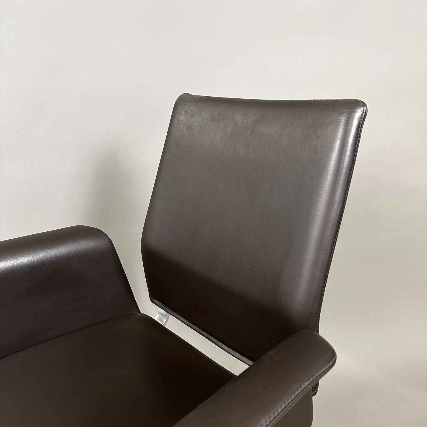 COR Fino Drehstuhl aus dunkelbraunem Leder mit poliertem Aluminiumgestell, drehbar und höhenverstellbar