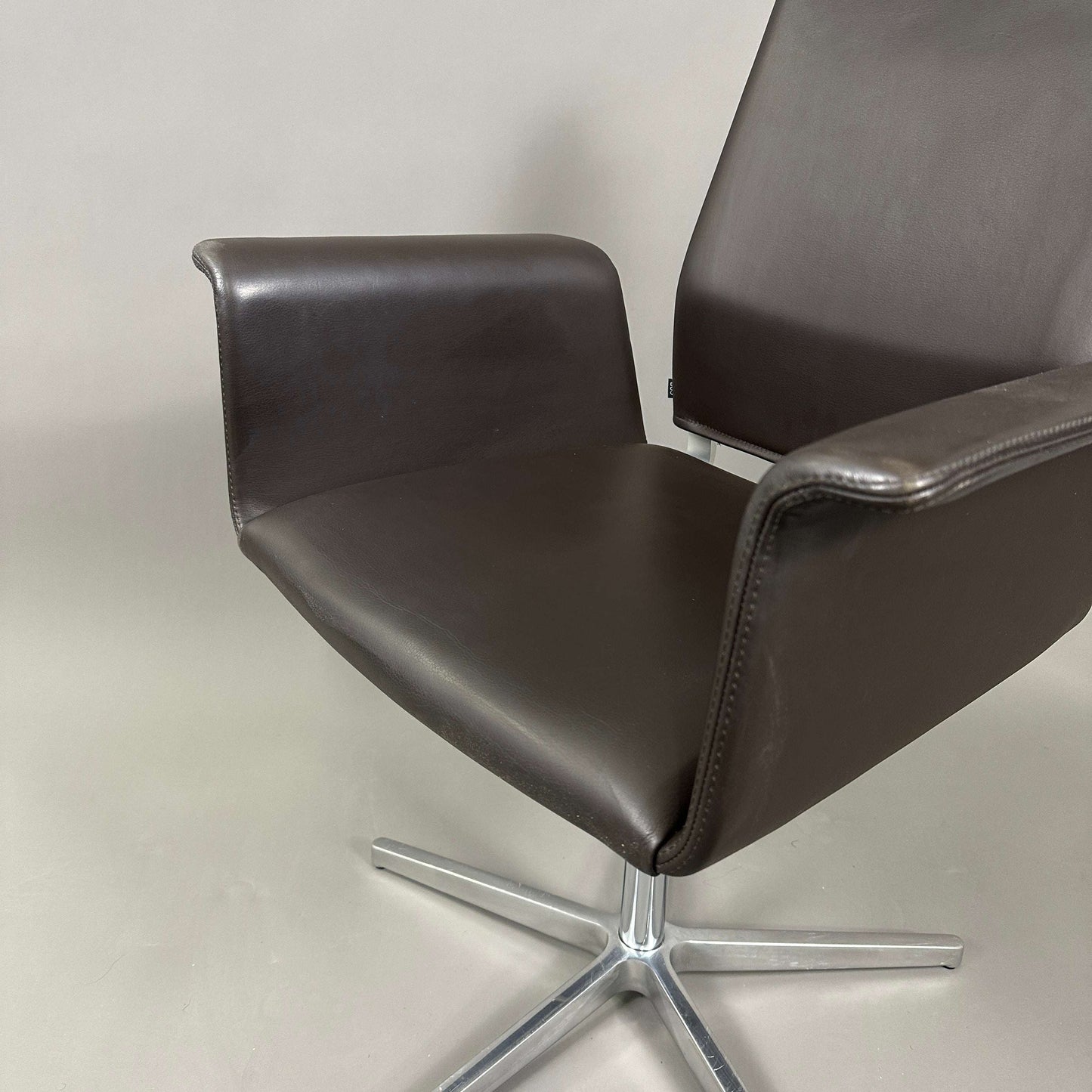 COR Fino Drehstuhl mit dunkelbraunem Leder und poliertem Aluminiumgestell, drehbar und höhenverstellbar