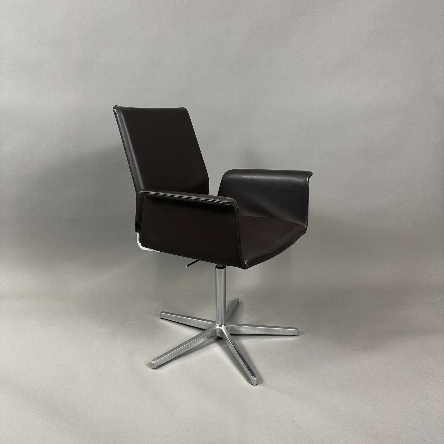 COR Fino Drehstuhl aus braunem Leder mit poliertem Aluminiumgestell, drehbar und höhenverstellbar