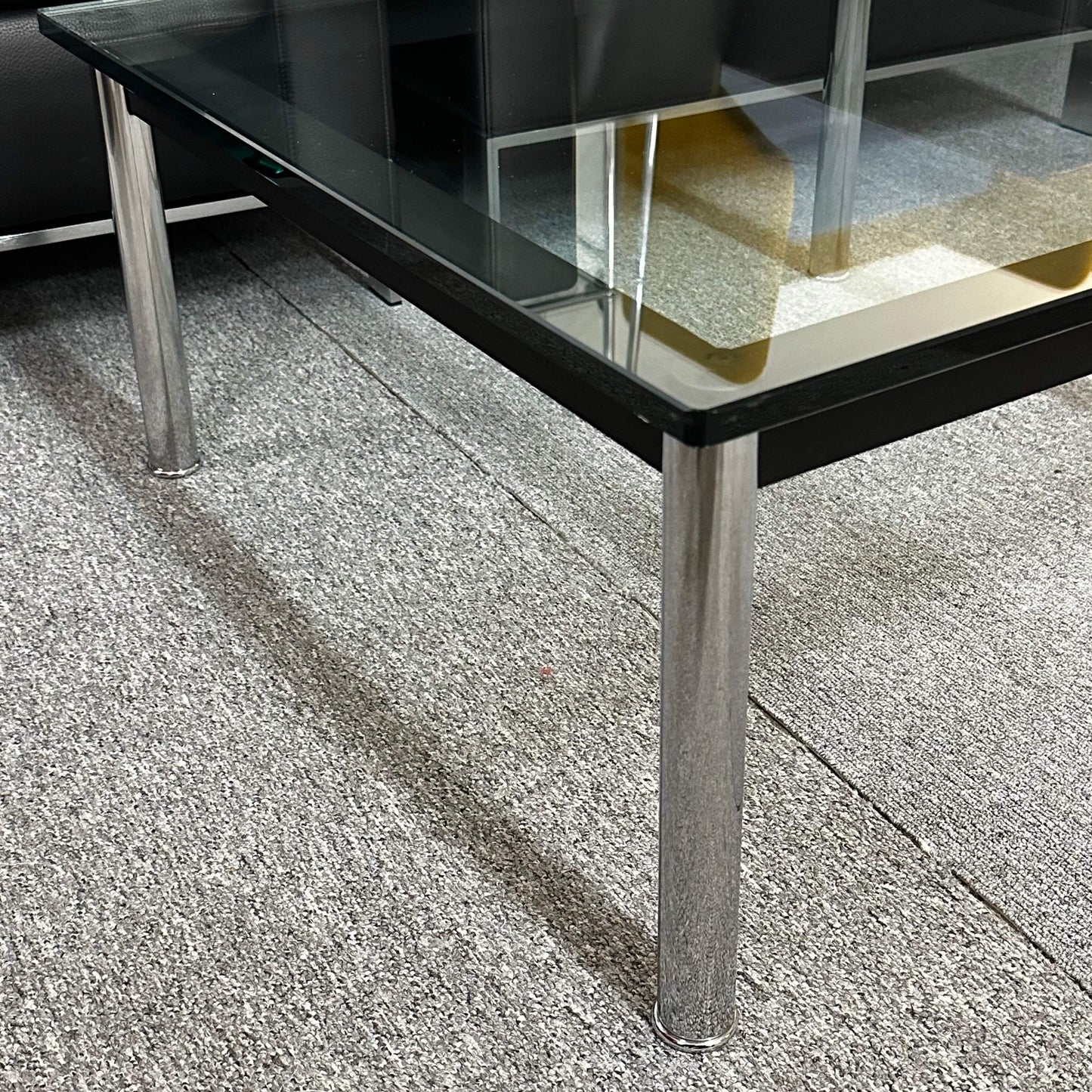 Modern Cassina LC10 glass table with chrome legs in good used condition, 70x70x33 cm