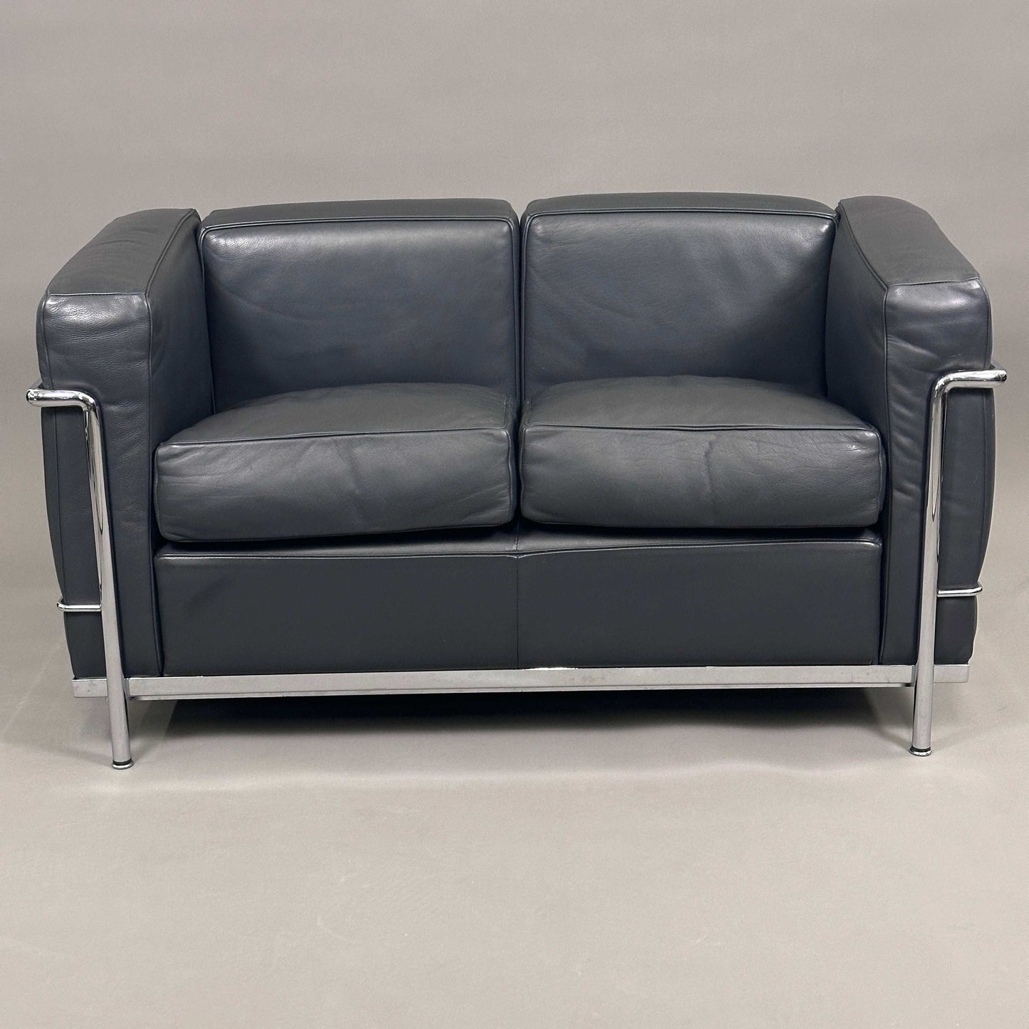 Cassina LC2 2-Sitzer Ledersofa anthrazit mit verchromtem Stahlrohrgestell in sehr gutem Zustand