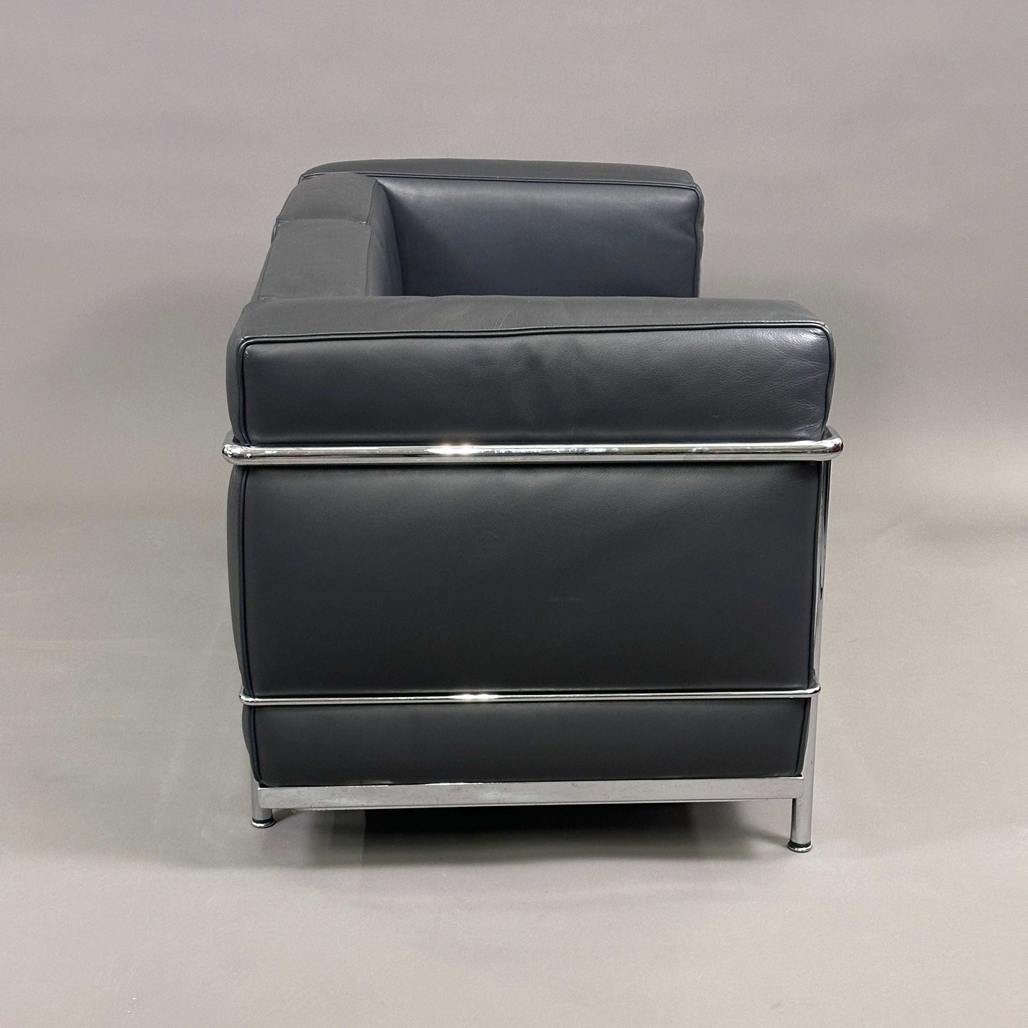 Cassina LC2 2-Sitzer Ledersofa anthrazit mit verchromtem Stahlrohrgestell in sehr gutem Zustand