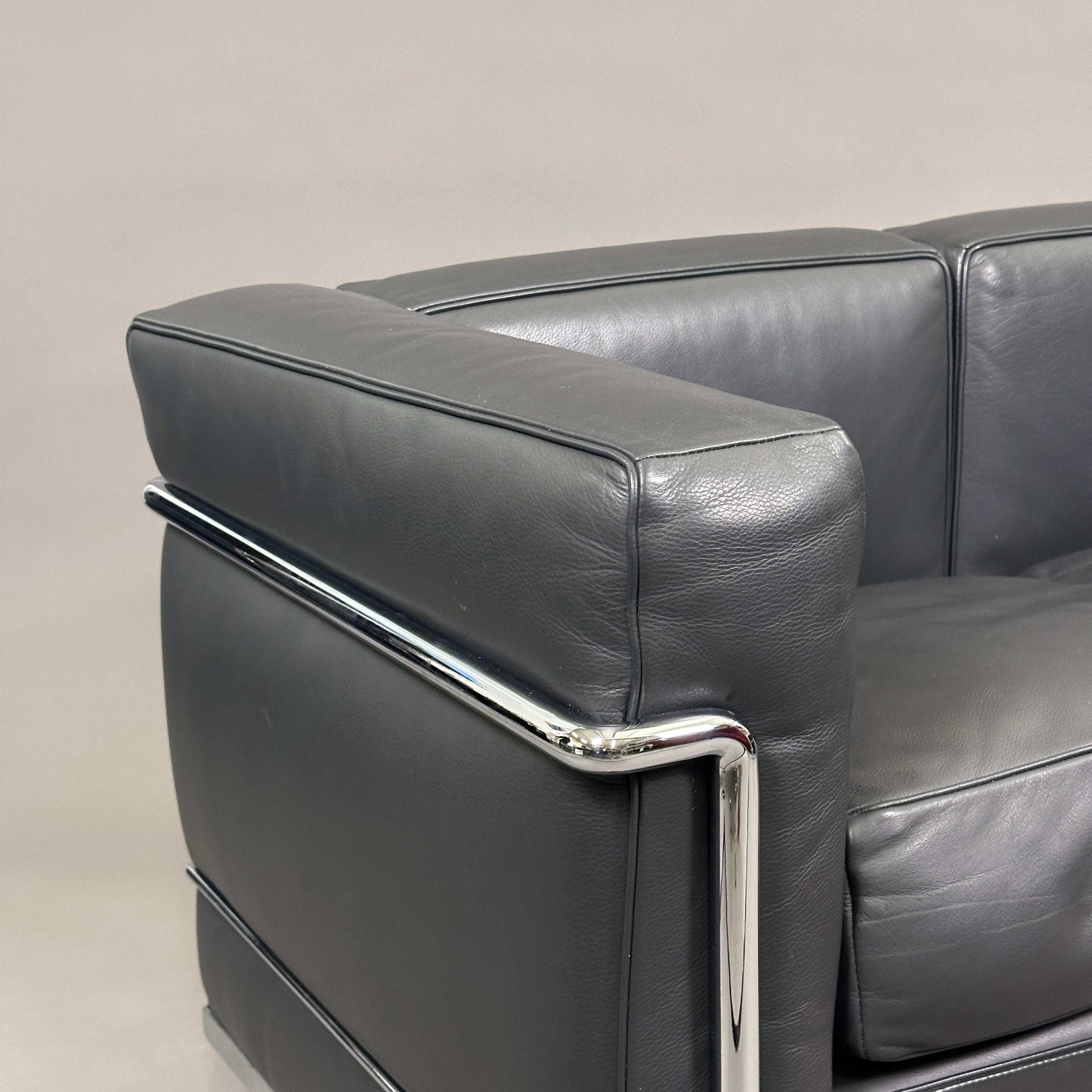 Cassina LC2 2-Sitzer Ledersofa anthrazit mit verchromtem Stahlrohrgestell in sehr gutem Zustand