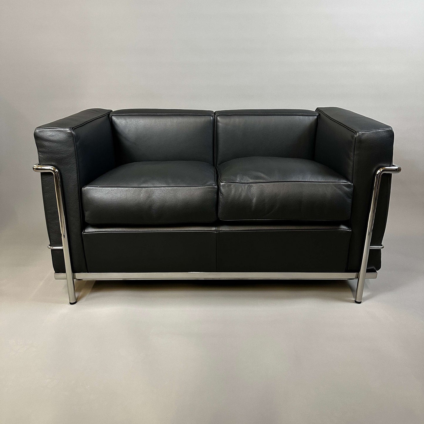 Cassina LC2 black leather 2-seater sofa with chrome steel frame in excellent used condition