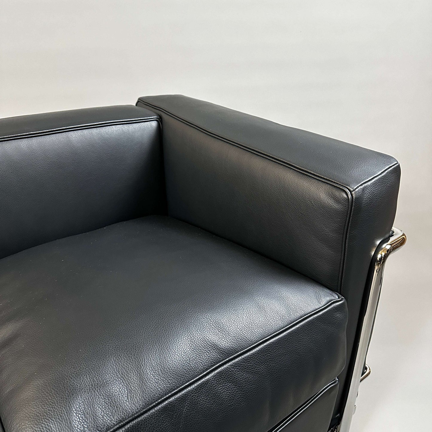Cassina LC2 black leather 2-seater sofa with chrome steel frame, modern design