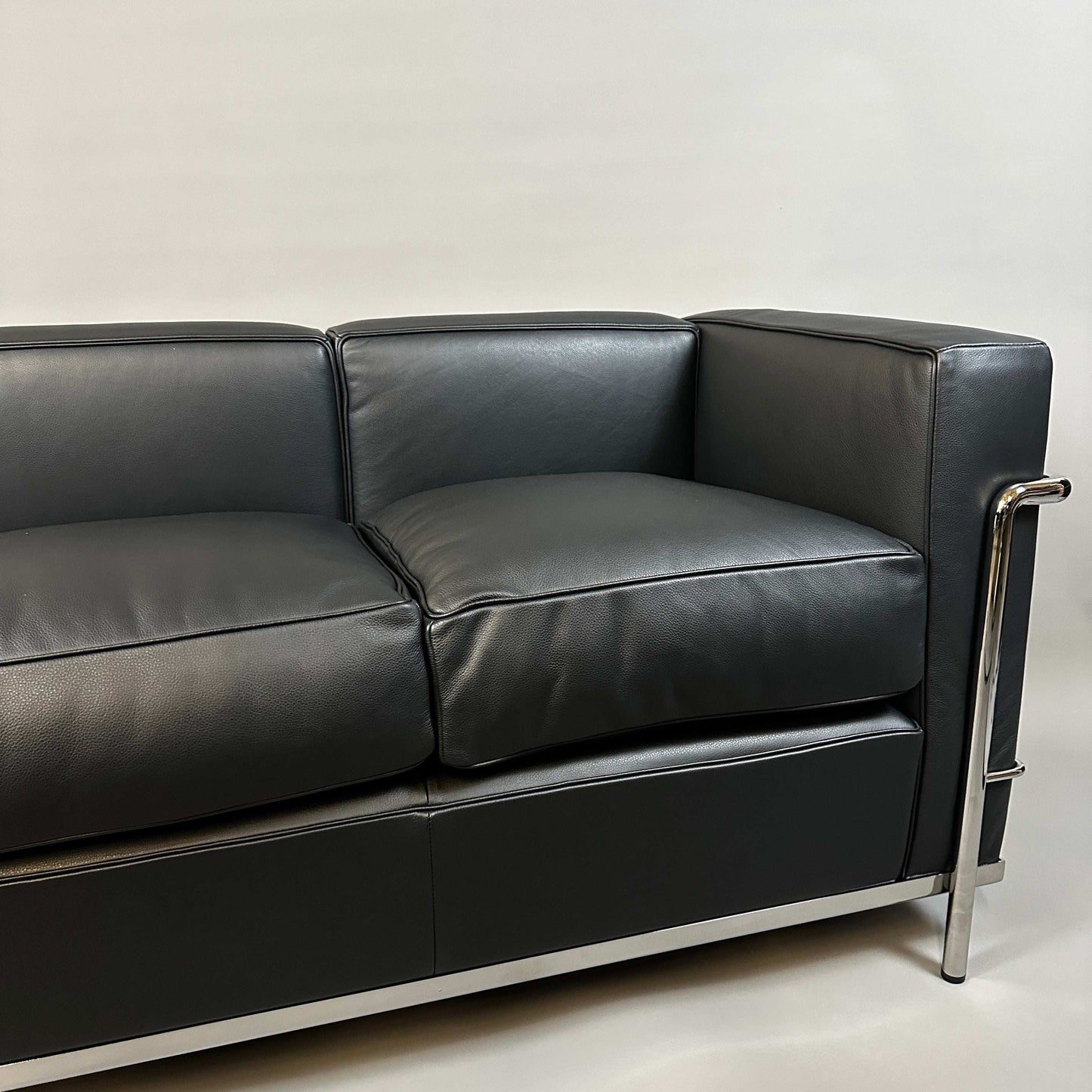 Cassina LC2 black leather 3-seater sofa with chrome steel frame, modern design, 180x76x70 cm
