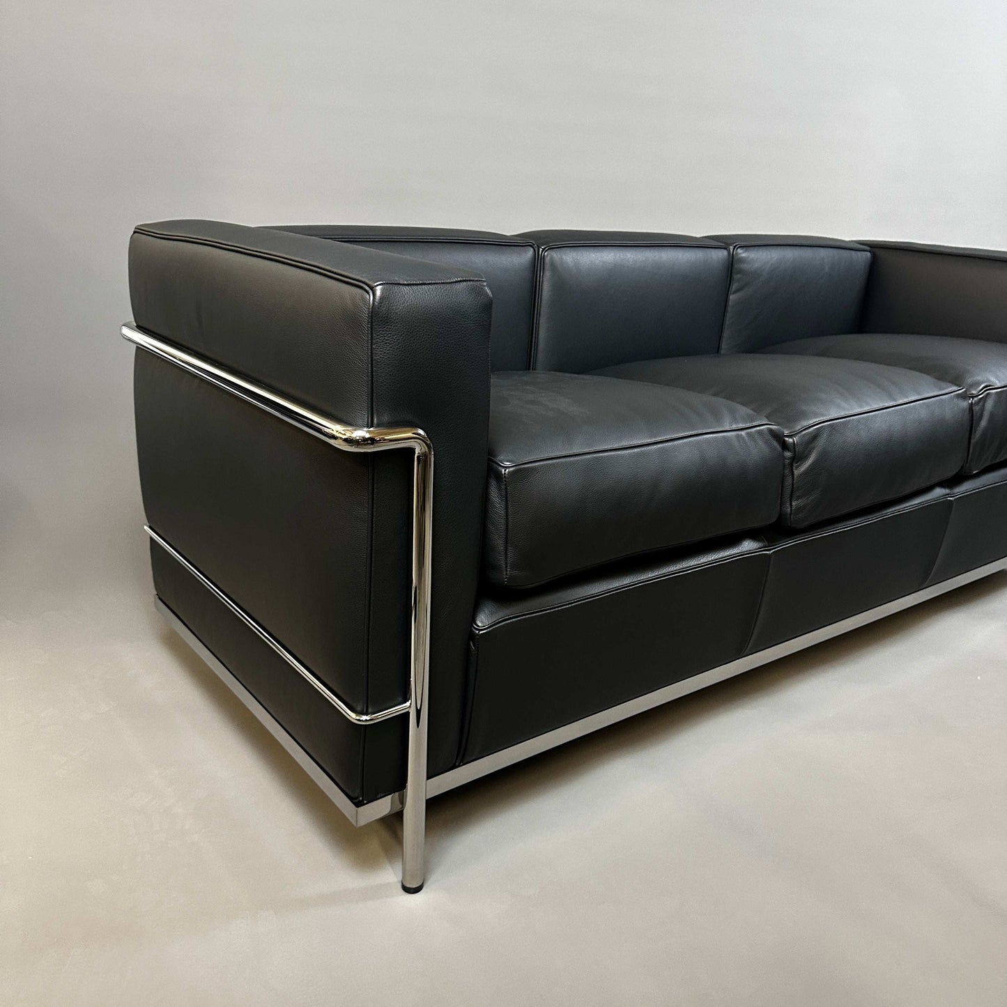 Cassina LC2 3-seater black leather sofa with chrome steel frame in excellent condition