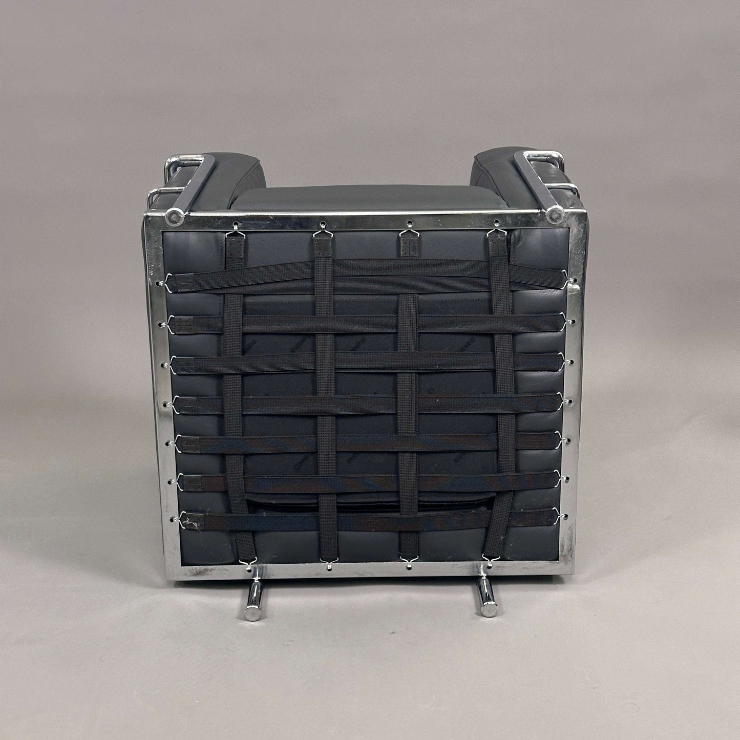 Cassina LC2 Sessel aus anthrazitfarbenem Leder mit verchromtem Stahlrohrgestell, original und guter Zustand, Rückansicht