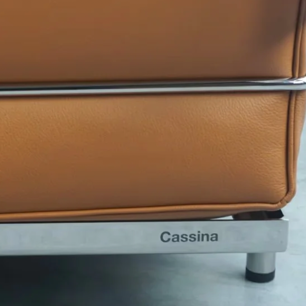 Cassina LC2 Sessel cognac leather armchair with chromed steel frame close-up showing logo and material texture