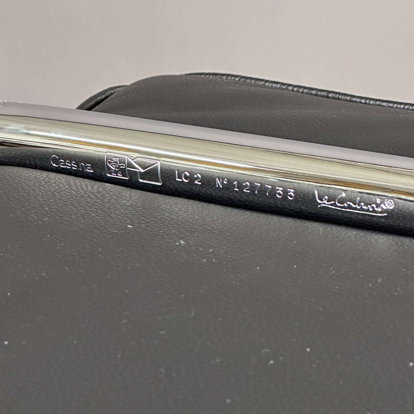 Cassina LC2 Sessel Detail Bild mit Prägung am schwarzen Leder und verchromtem Stahlrohrgestell