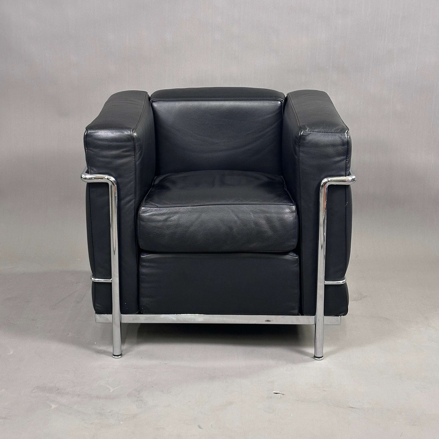 Cassina LC2 Sessel schwarzes Leder mit verchromtem Stahlrohrgestell, neuwertiger Zustand