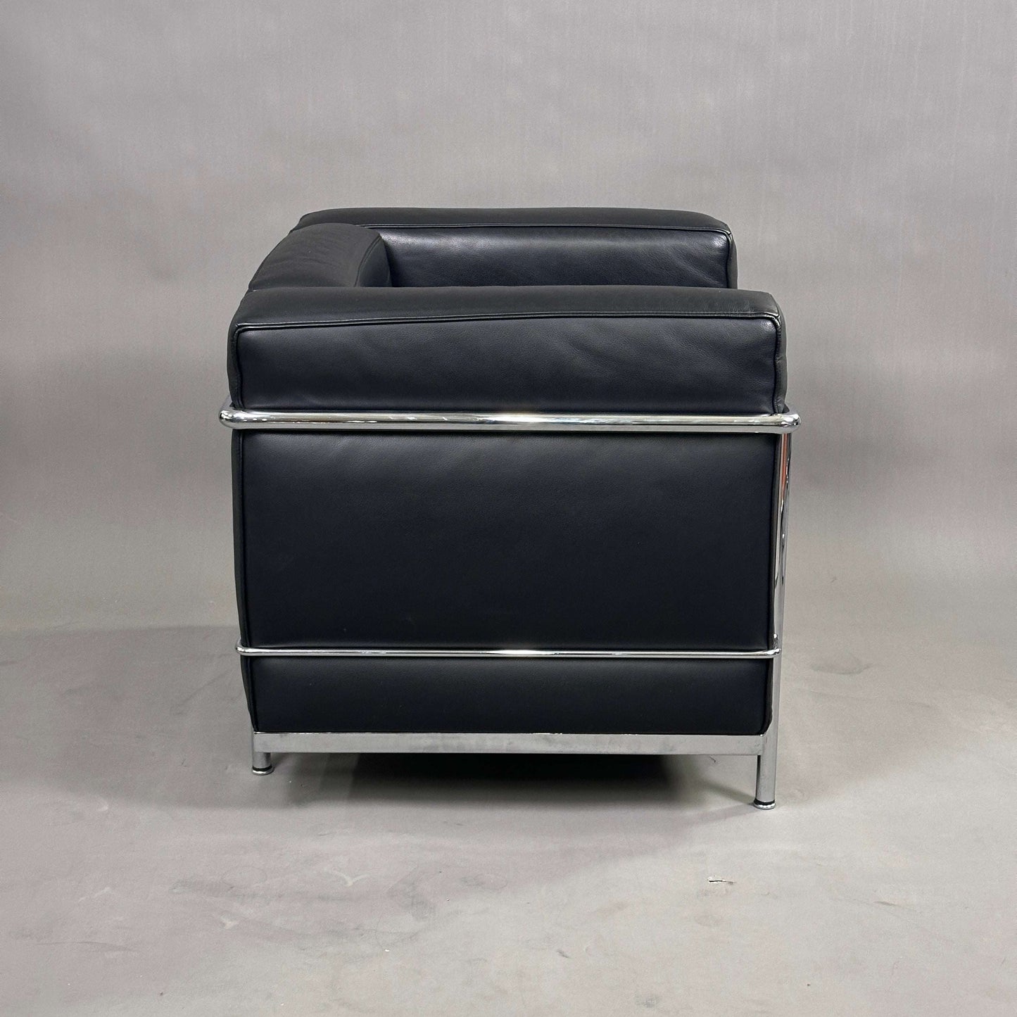 Cassina LC2 Sessel schwarzes Leder mit verchromtem Stahlrohrgestell, moderner Ledersessel in gutem Zustand