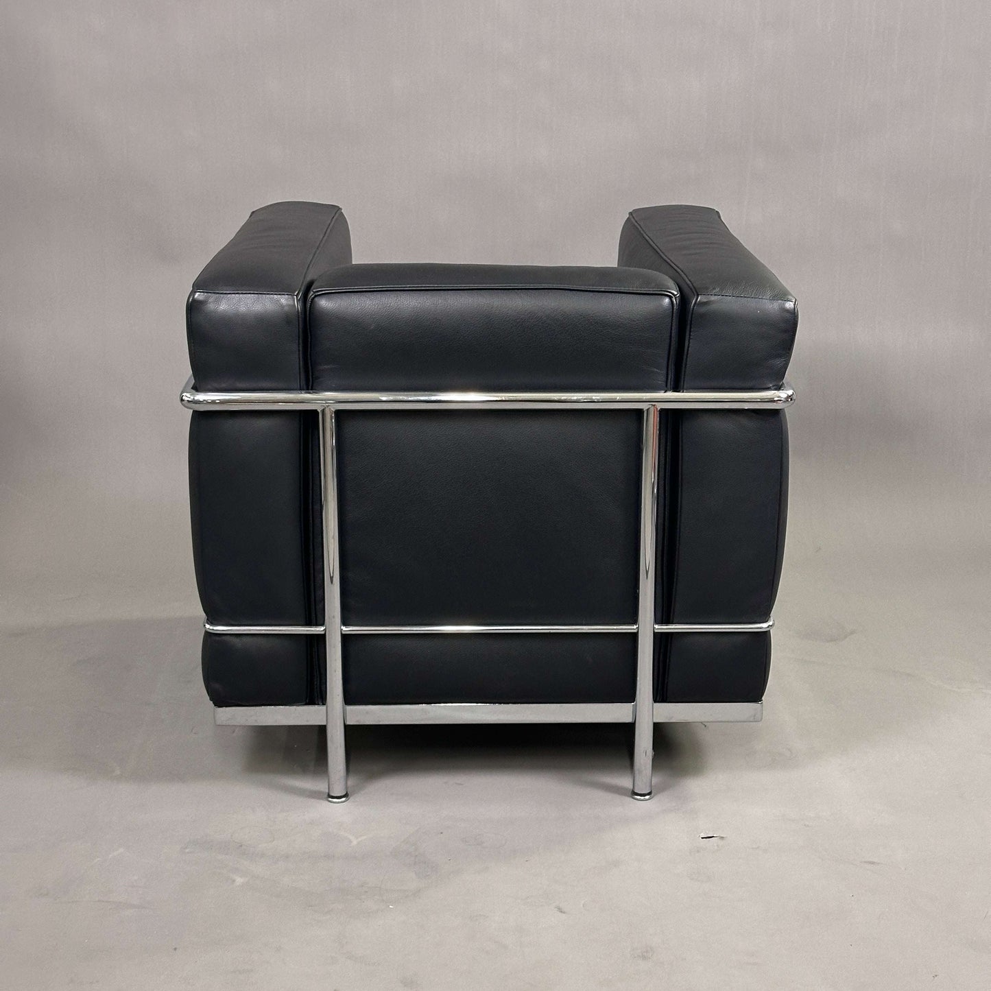 Cassina LC2 Sessel schwarzes Leder mit verchromtem Stahlrohrgestell, eleganter Designklassiker, sehr guter Secondhand Zustand