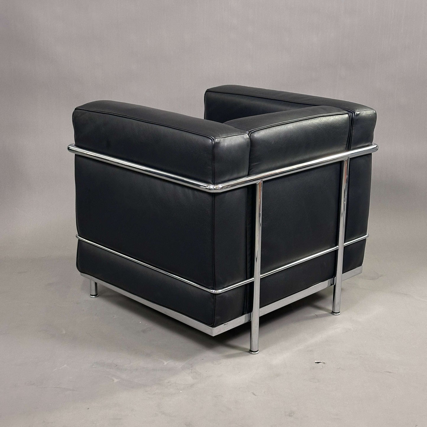 Cassina LC2 Sessel aus schwarzem Leder mit verchromtem Stahlrohrgestell, moderner Designklassiker