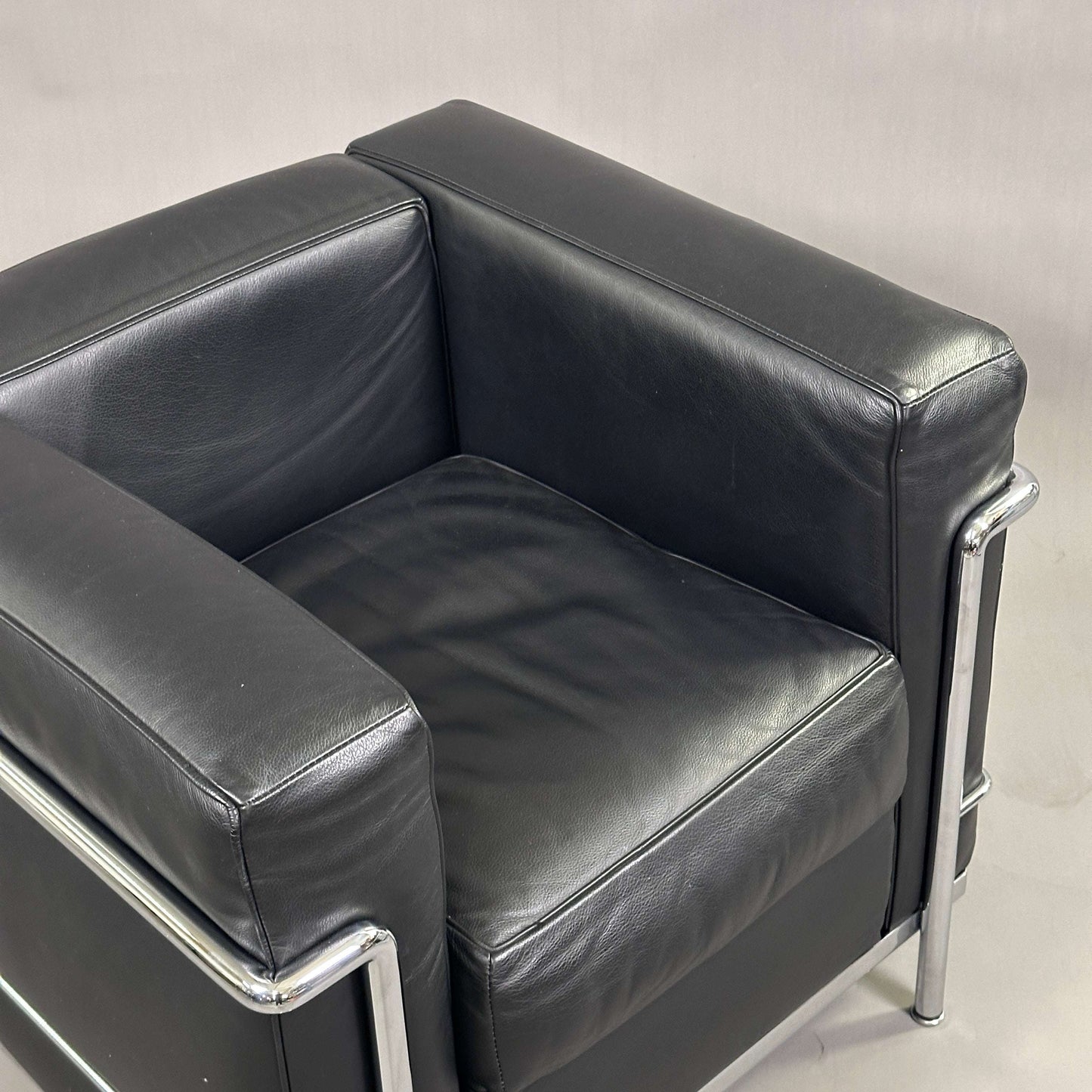 Cassina LC2 Sessel schwarzes Leder mit verchromtem Stahlrohrgestell, moderner Lederstuhl in gutem Secondhand Zustand