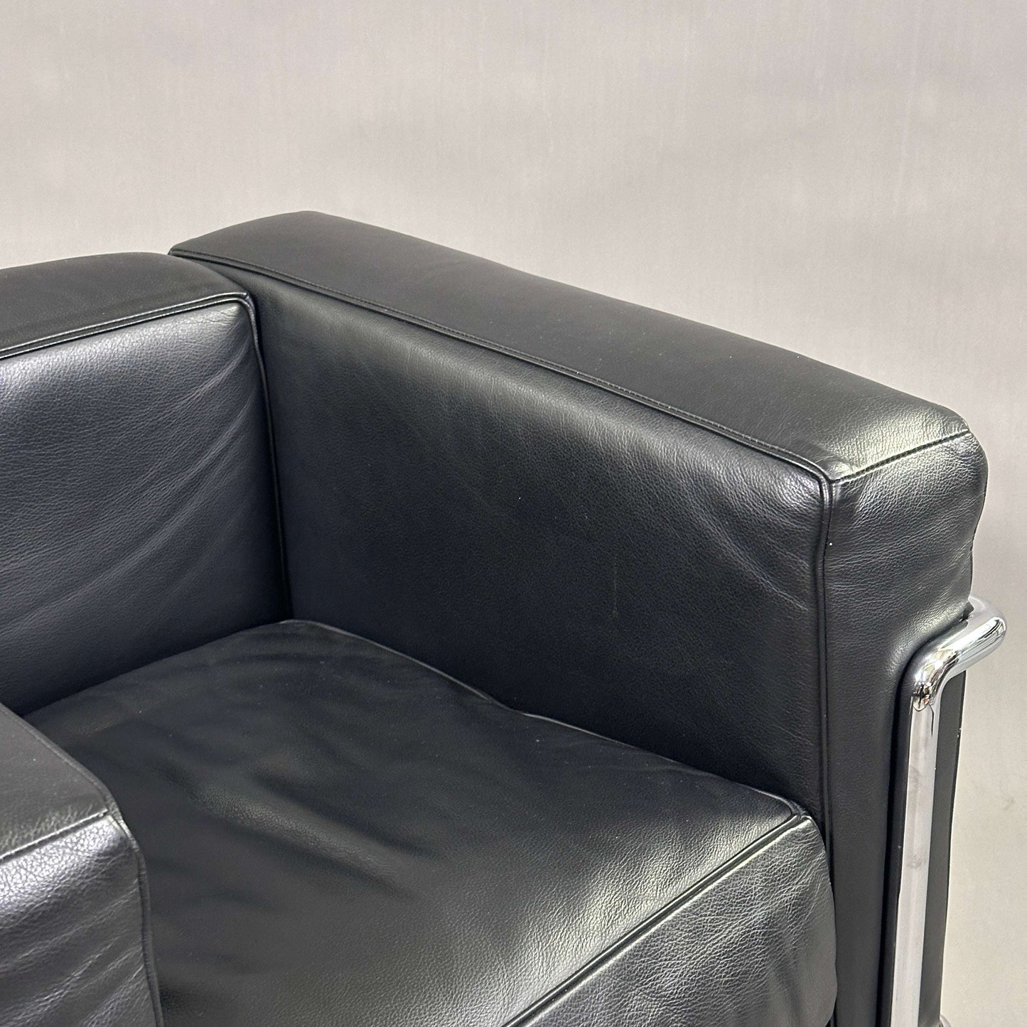 Cassina LC2 Sessel aus schwarzem Leder mit verchromtem Stahlrohrgestell, moderner Ledersessel in sehr gutem Secondhand-Zustand