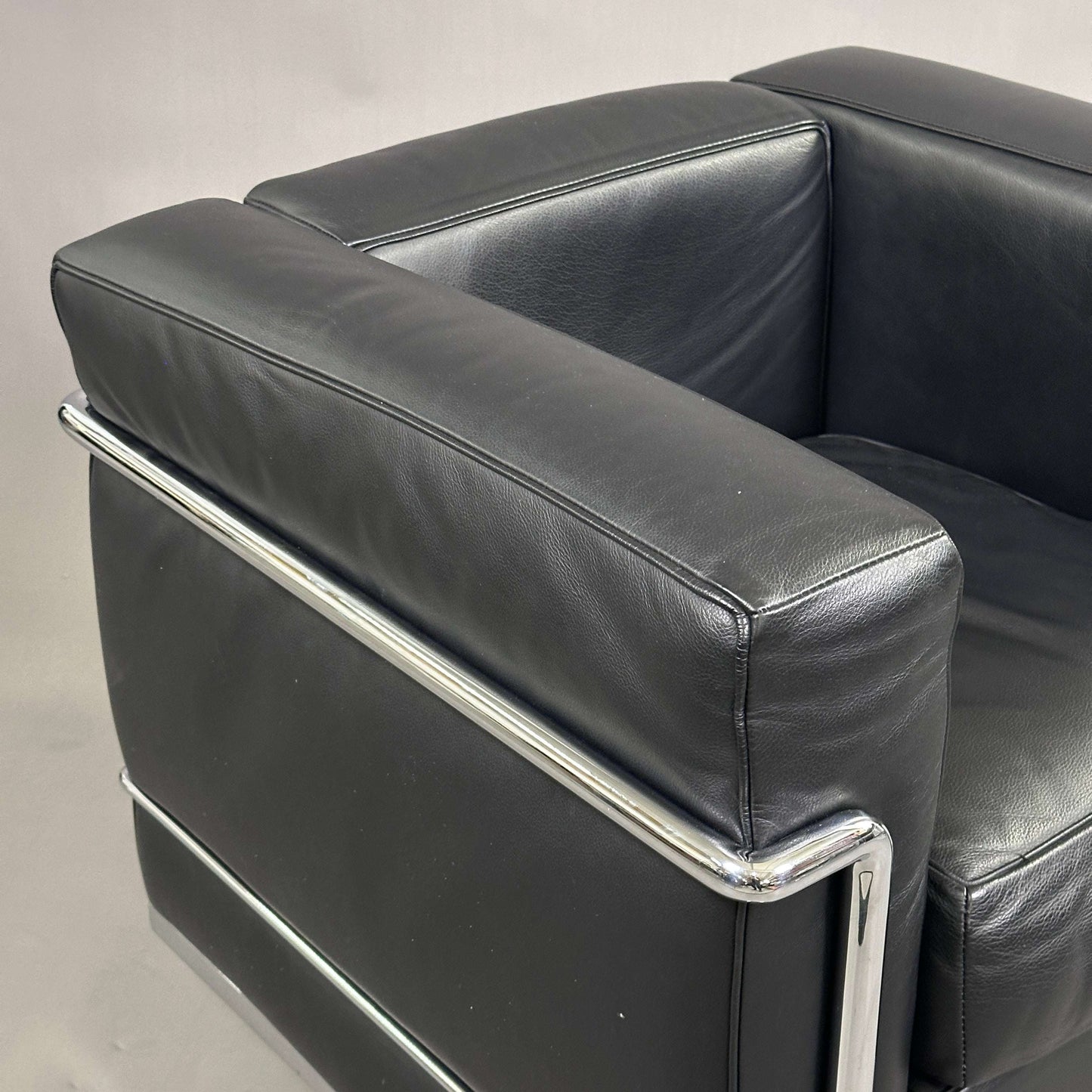 Cassina LC2 Sessel schwarzes Leder verchromtes Stahlrohrgestell moderne Form