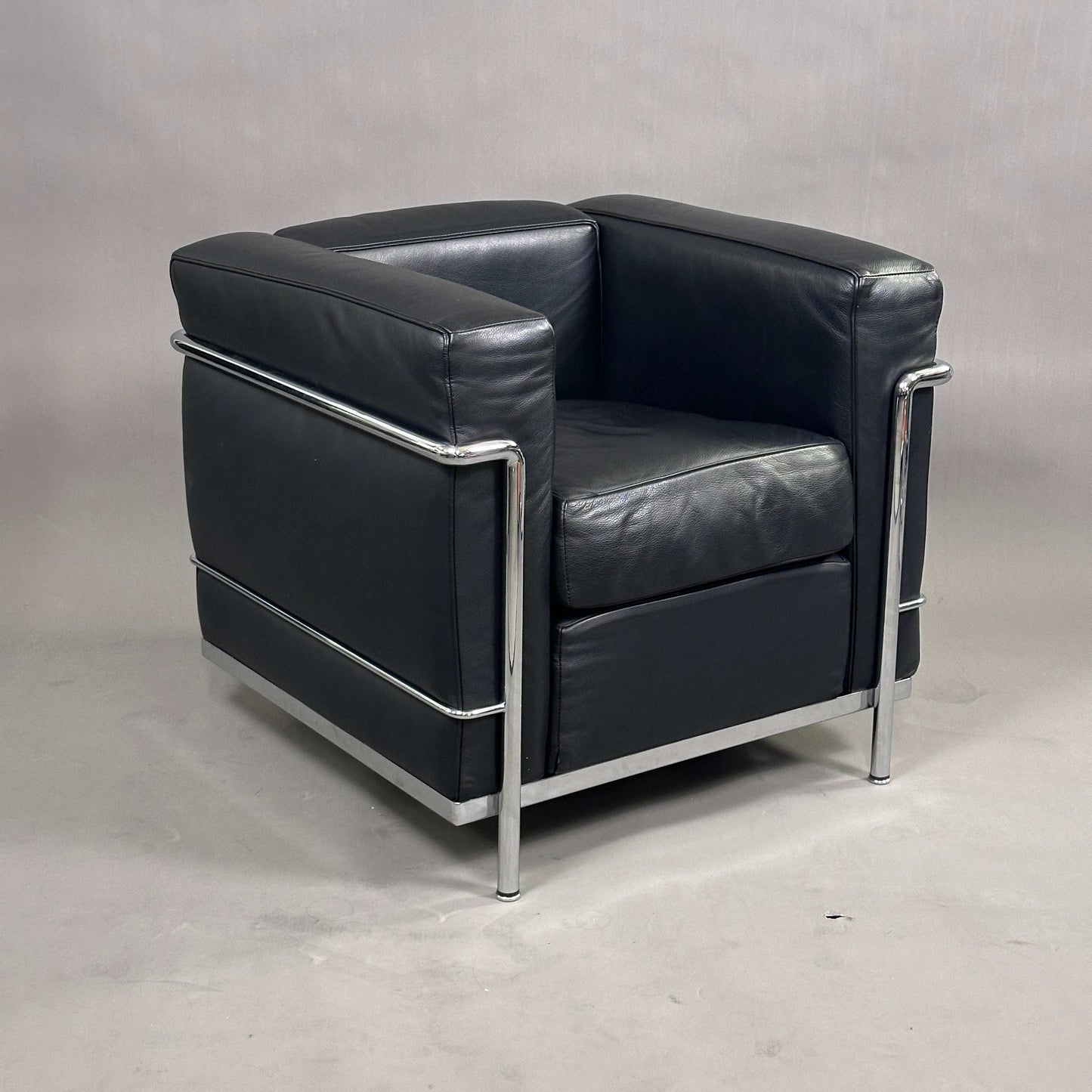 Cassina LC2 Sessel aus schwarzem Leder mit verchromtem Stahlrohrgestell, modernes Design, sehr guter Secondhand Zustand