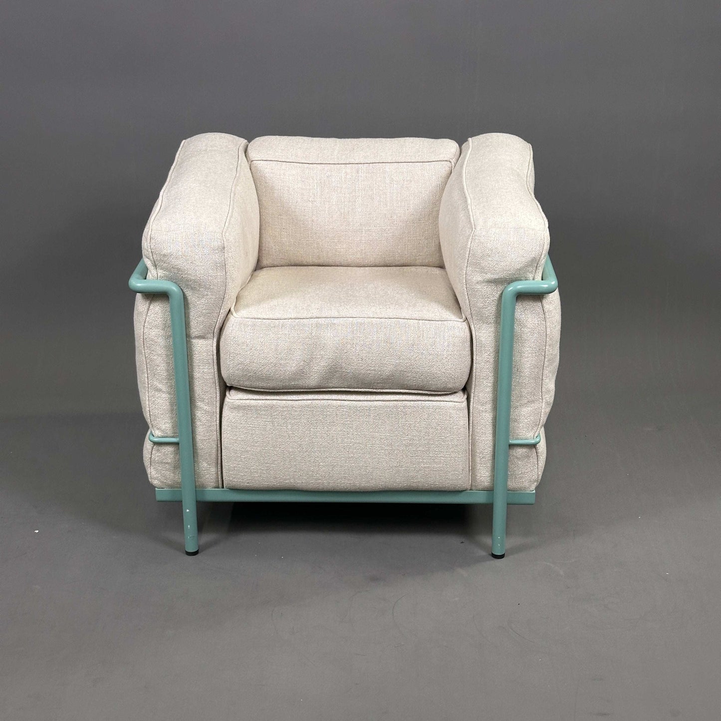 Cassina LC2 Sessel beige Leinenbezug mit türkis pulverbeschichtetem Stahlrohrgestell in gutem Secondhand-Zustand