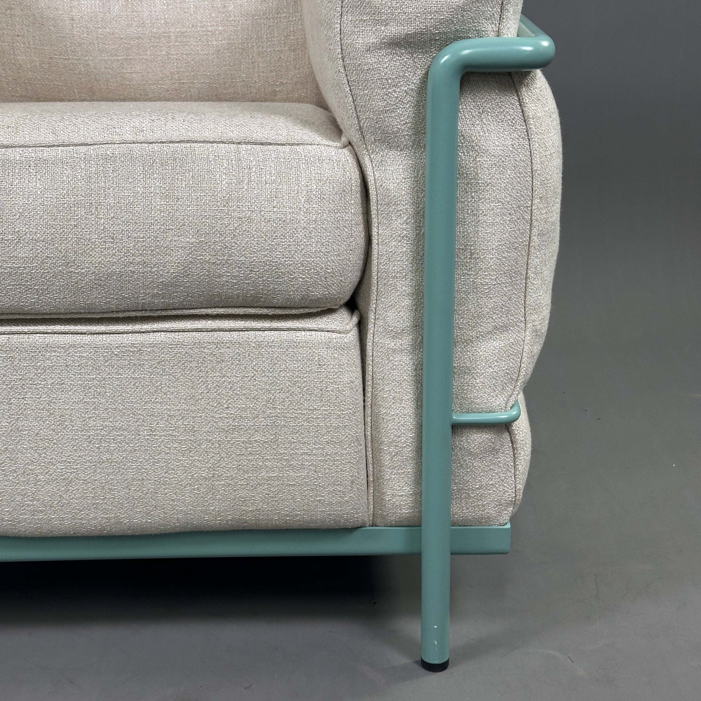 Cassina LC2 Sessel mit beige Leinenstoff und türkis pulverbeschichtetem Stahlrohrgestell im Secondhand Zustand