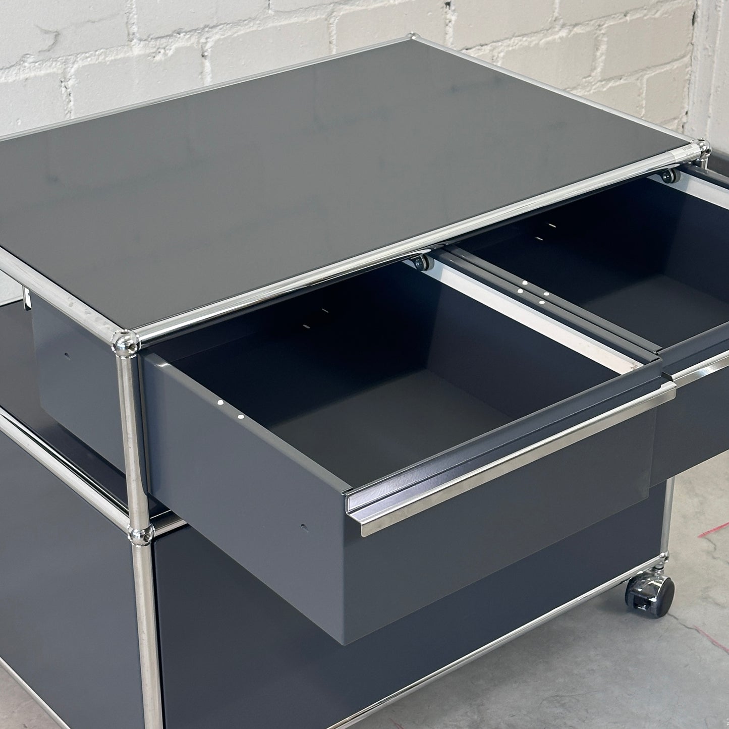 USM Haller Doppelrollcontainer 1 Auszug 2 Schubladen anthrazitgrau