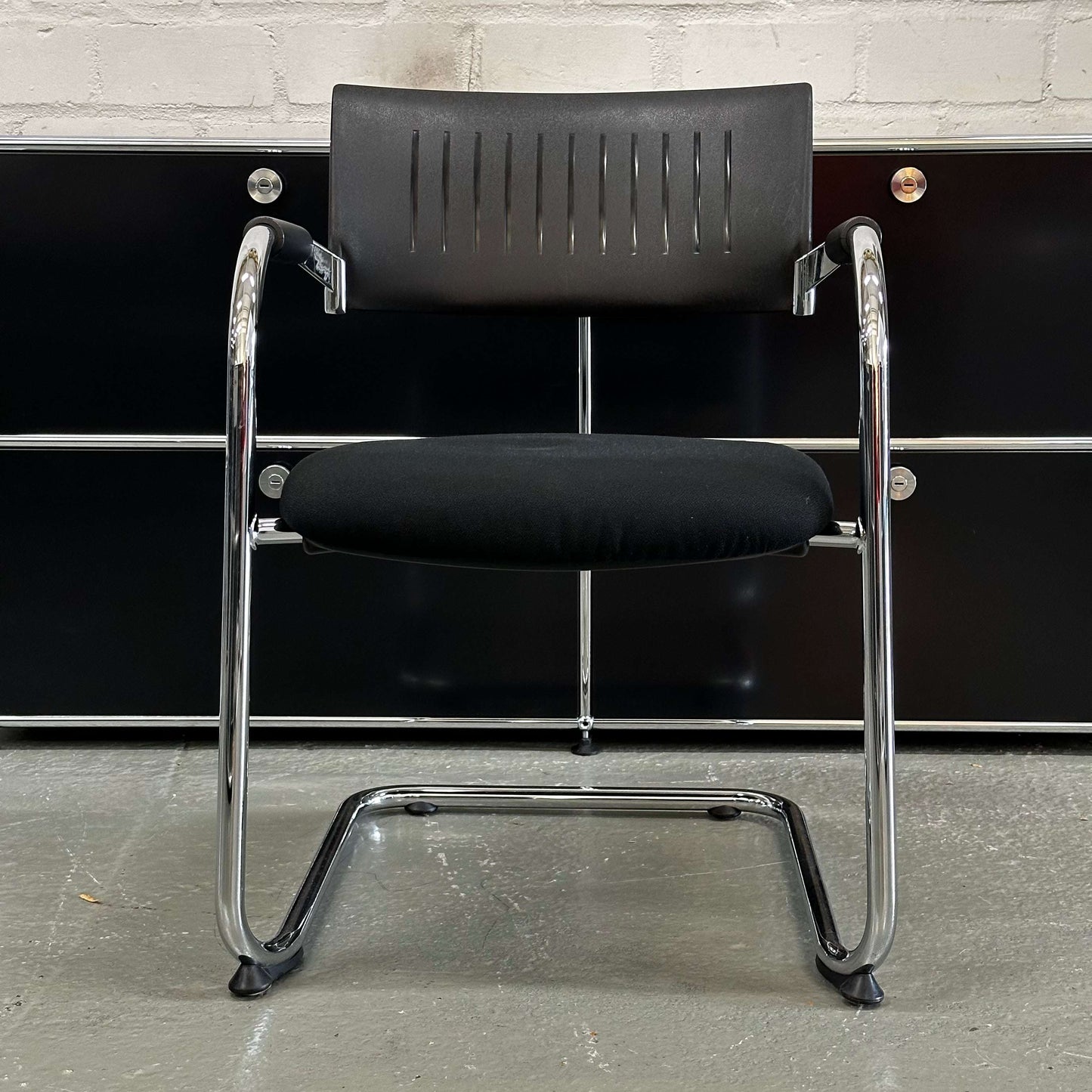 Dauphin Besucherstuhl black conference chair with chrome frame and stackable design in good condition