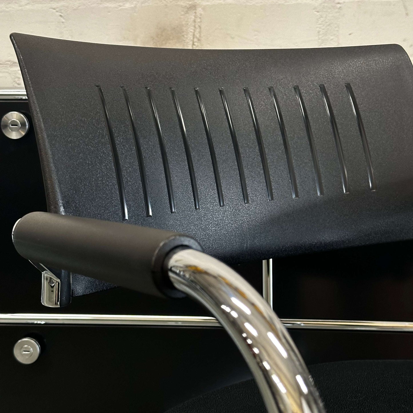 Dauphin Besucherstuhl black stackable conference chair with chrome armrest in good condition