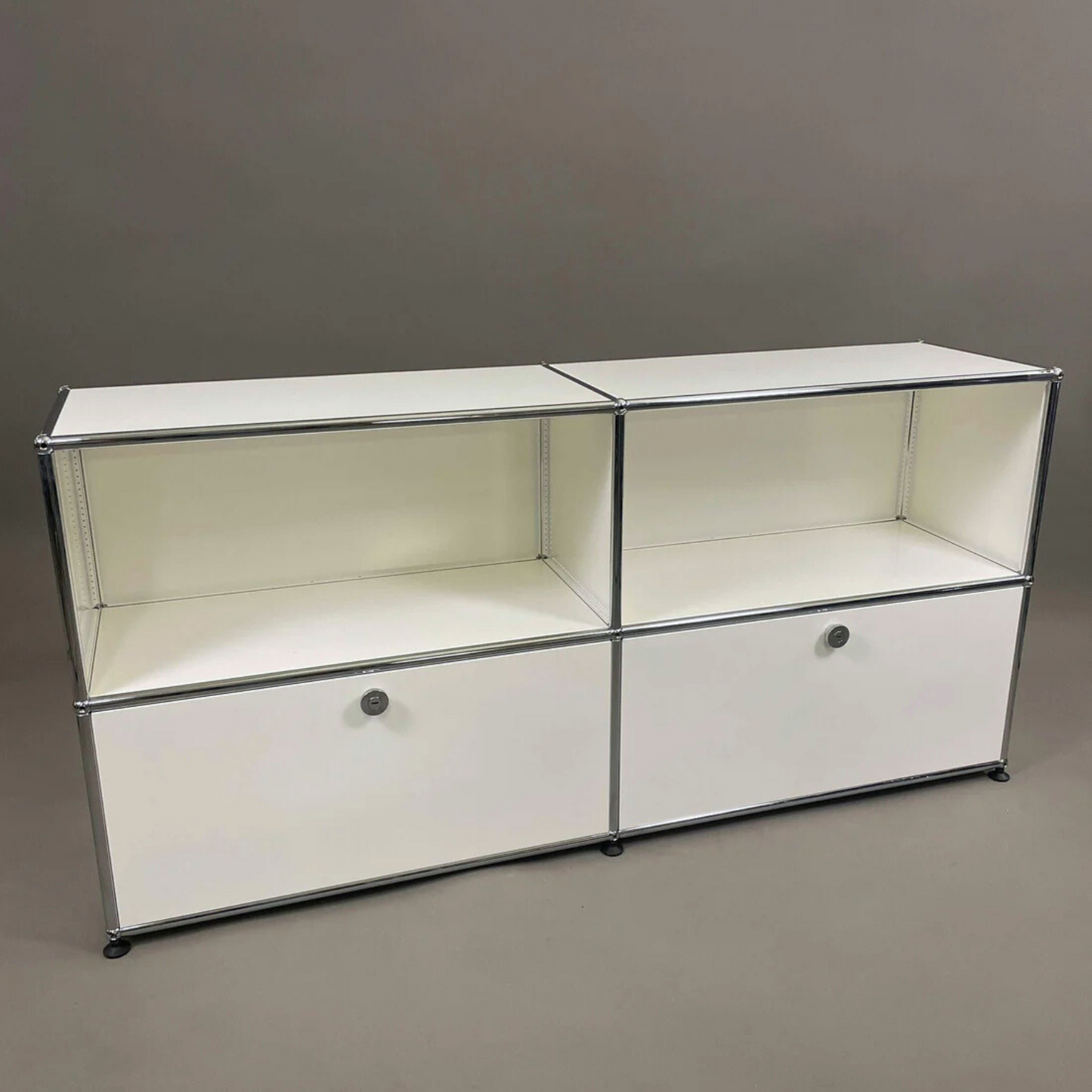 USM Haller Sideboard 2x2 weiß mit zwei Klappen, 153x74x38 cm, modernes Regal mit Metallrahmen