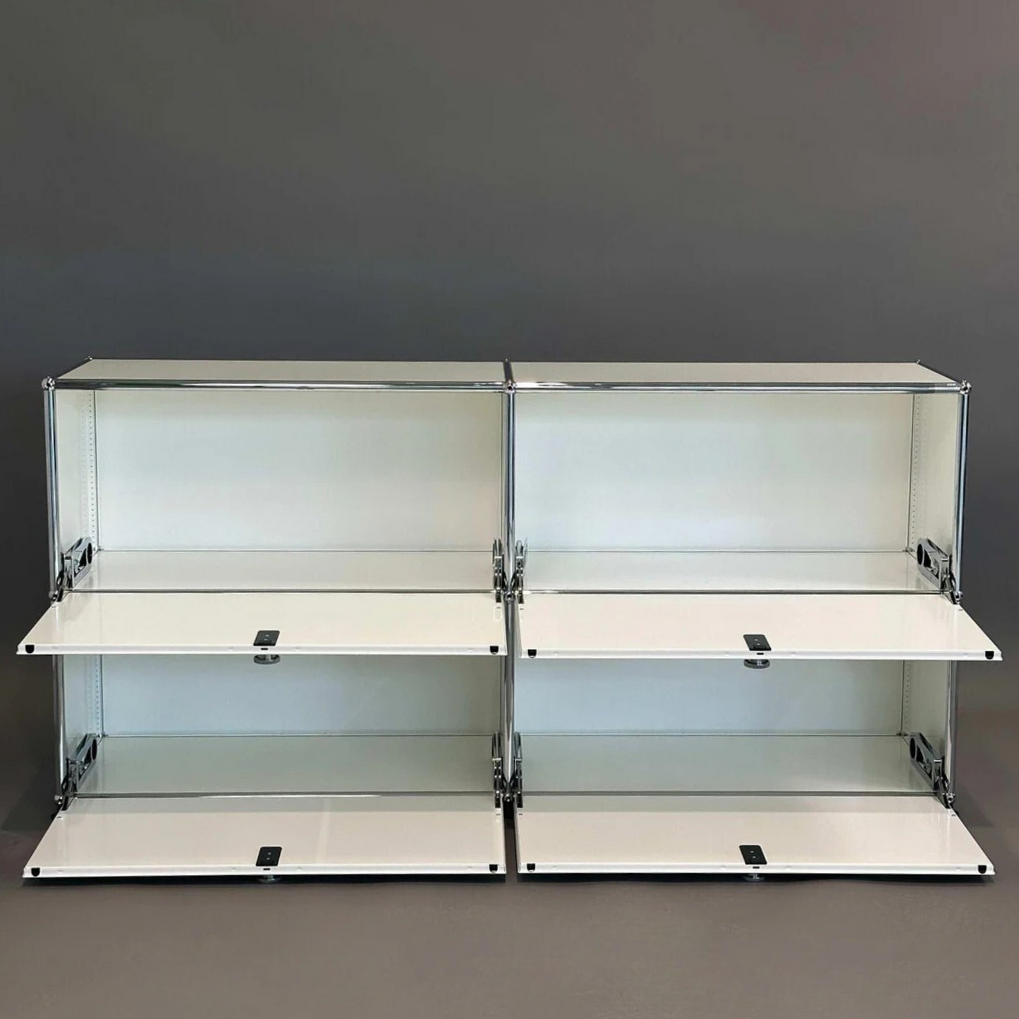 USM Haller Sideboard 2x2 weiß mit 4 Klappen und Metallrahmen, modernes Design, 153x74x38 cm