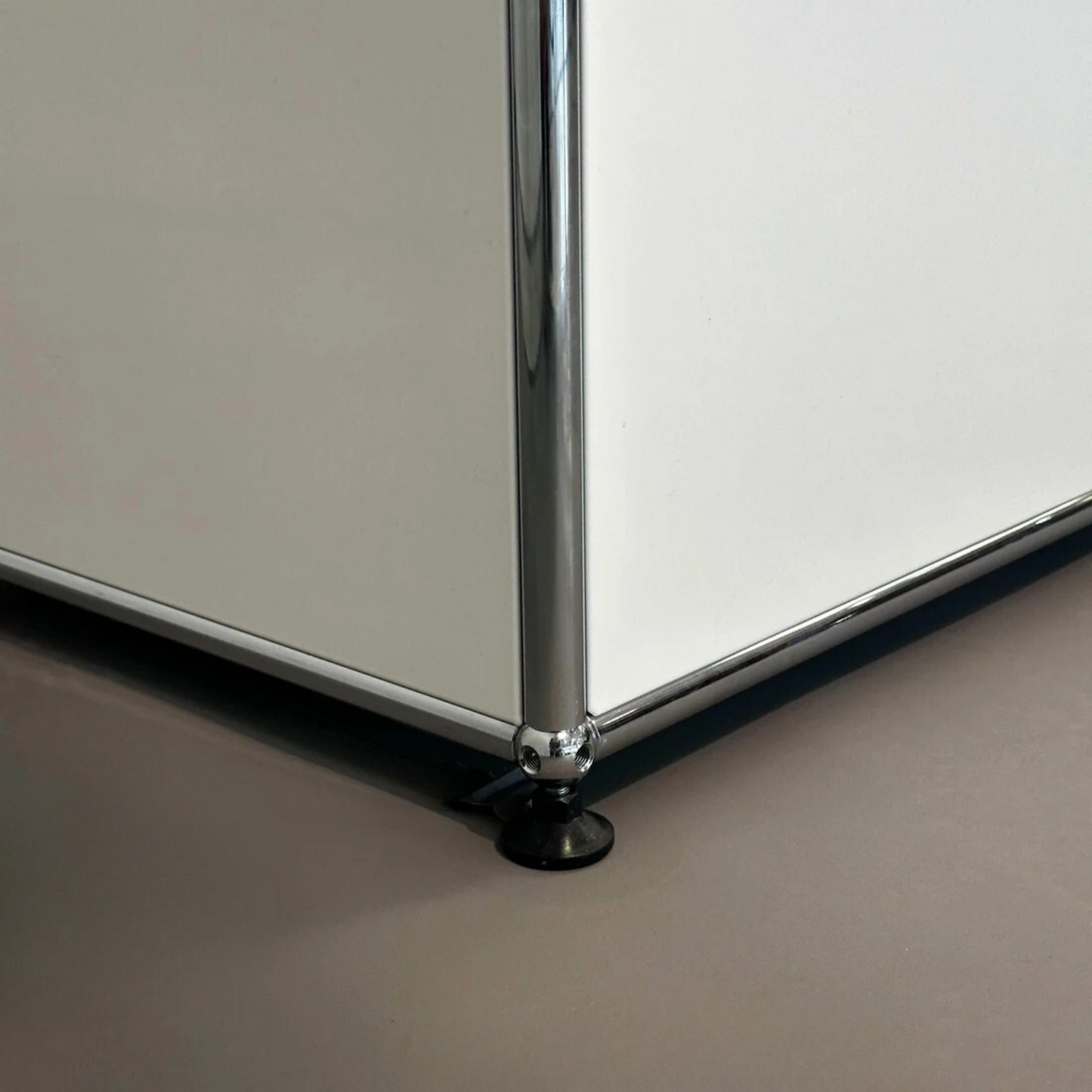 USM Haller weißes Sideboard 2x2 mit 4 Klappen und verchromten Füßen