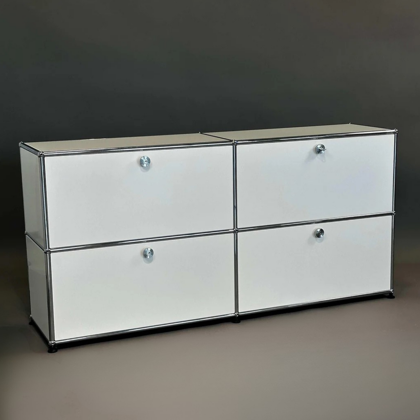 USM Haller Sideboard 2x2 in Weiß mit vier abschließbaren Klappen und modernem Metallrahmen