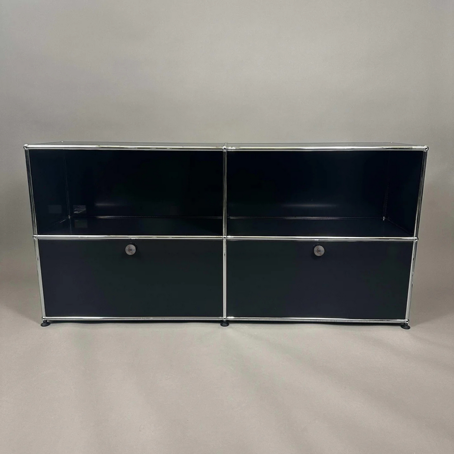 USM Haller Sideboard 2x2 Fächer in Graphitschwarz mit 2 Klappen, 153x74x38 cm, modernes Design